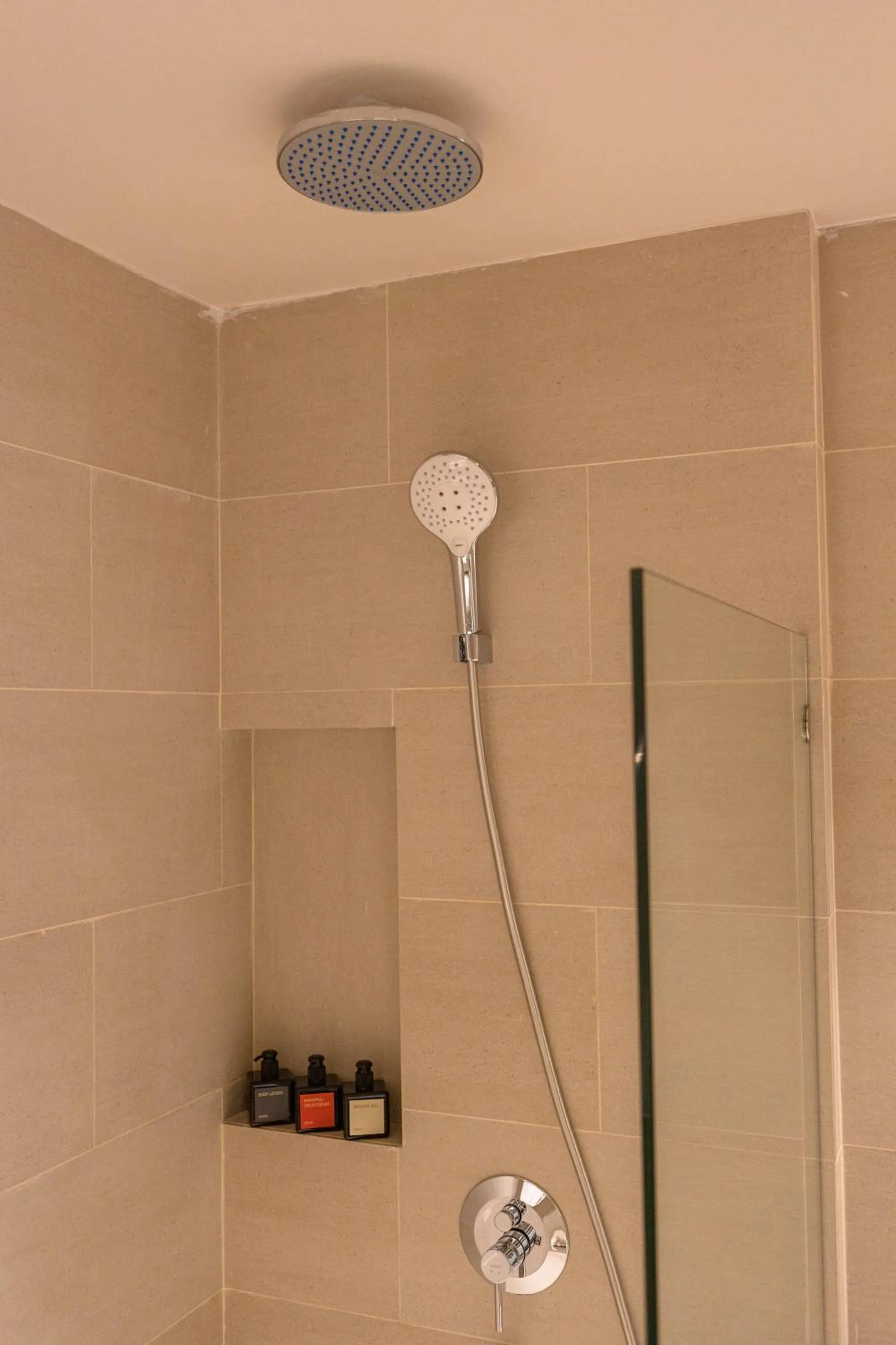 Shower in Prima Hotel Pattaya