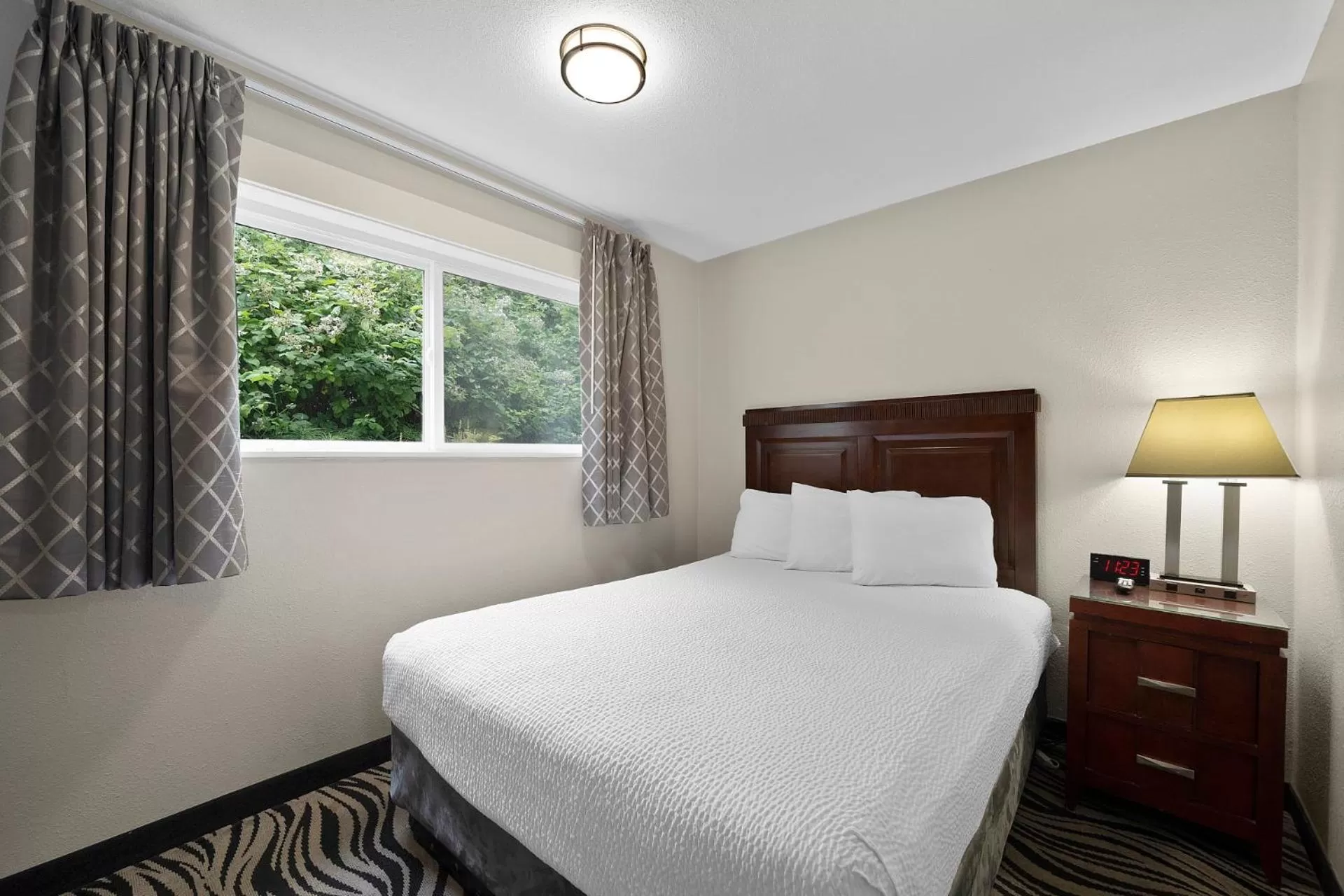 Bed in Astoria Rivershore Motel