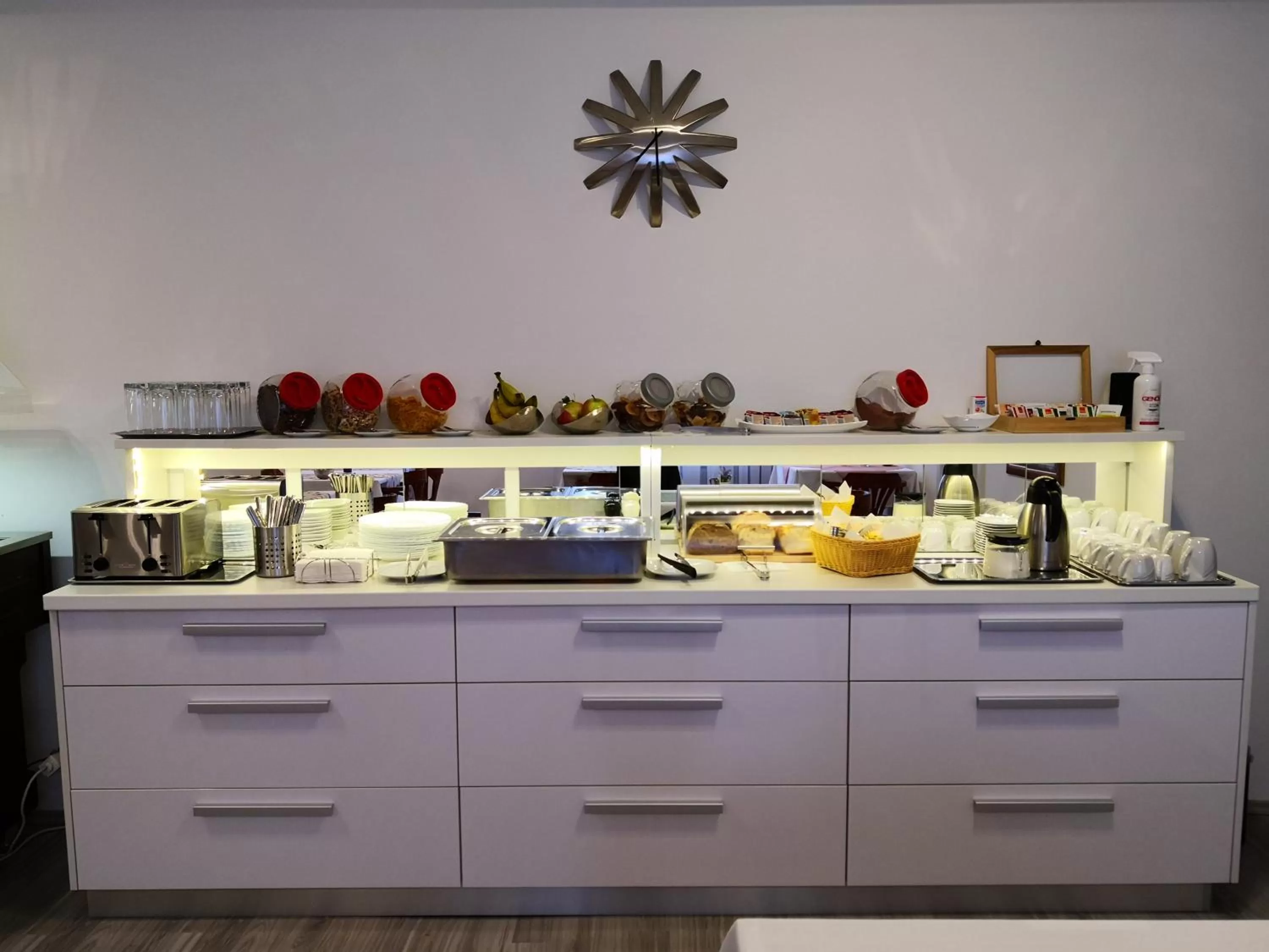 Dining area, Kitchen/Kitchenette in Grand Bells Bed And Breakfast