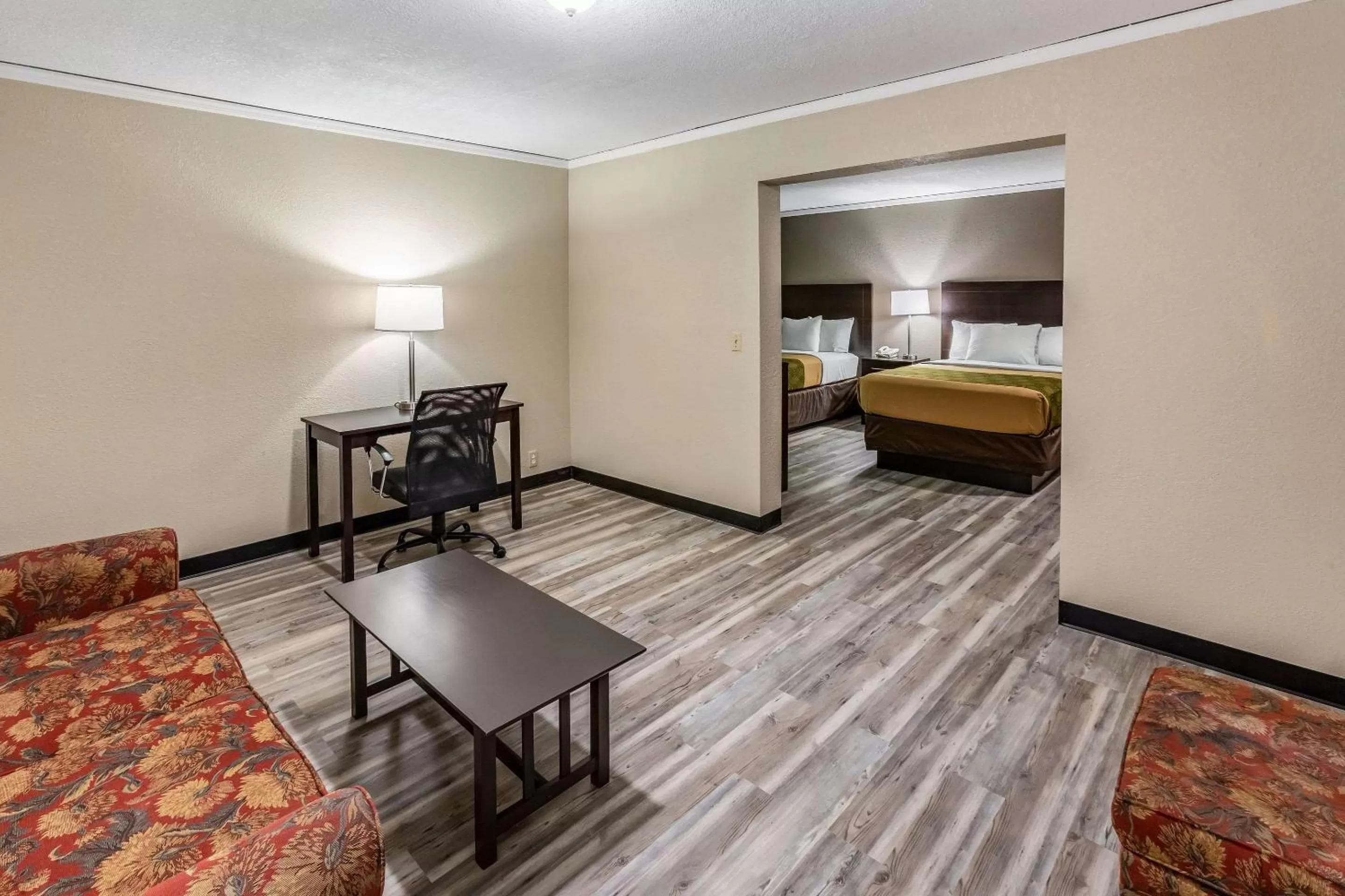 Photo of the whole room, Bed in Econo Lodge Inn & Suites Newton