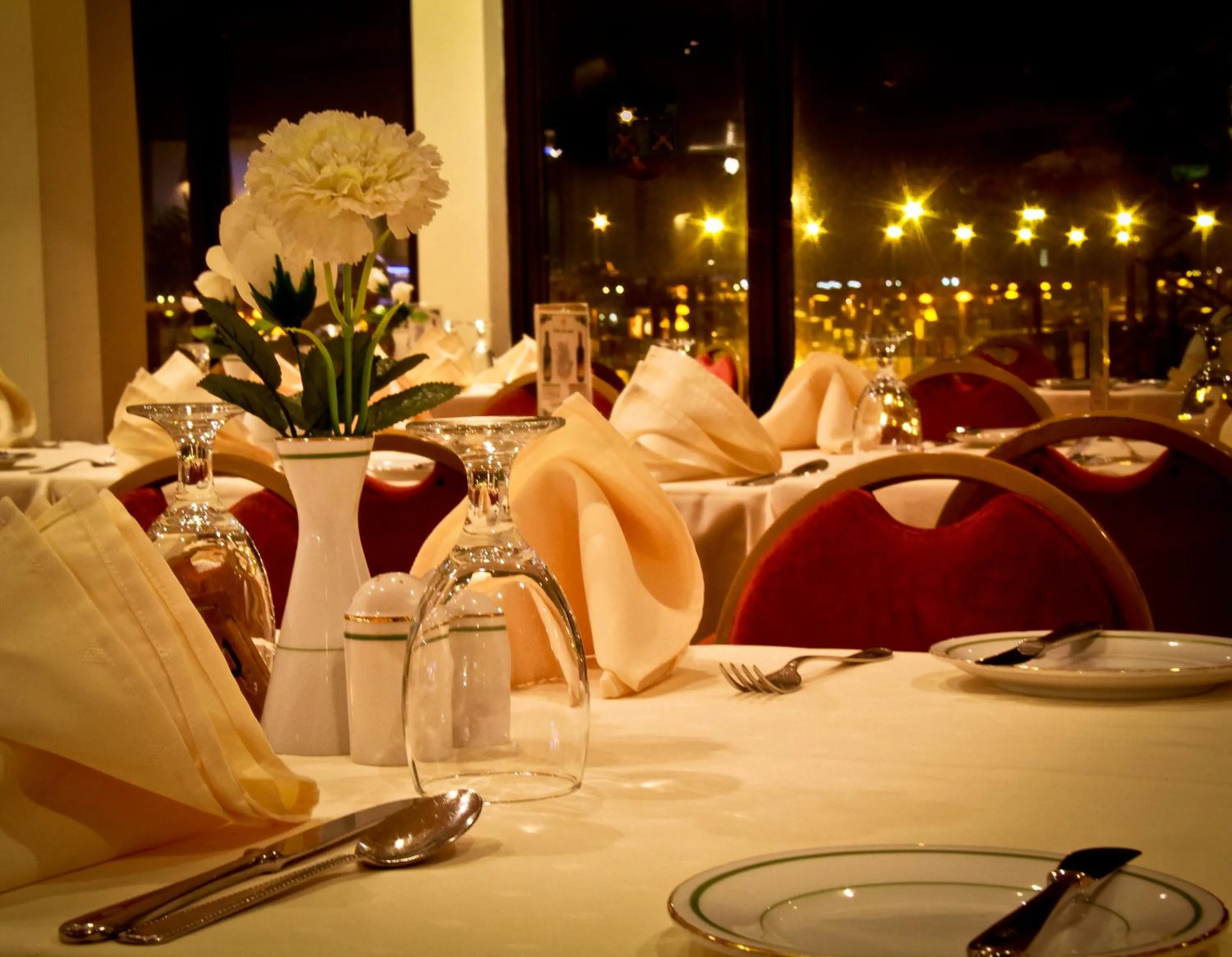 Restaurant/places to eat in Grand Oriental Hotel