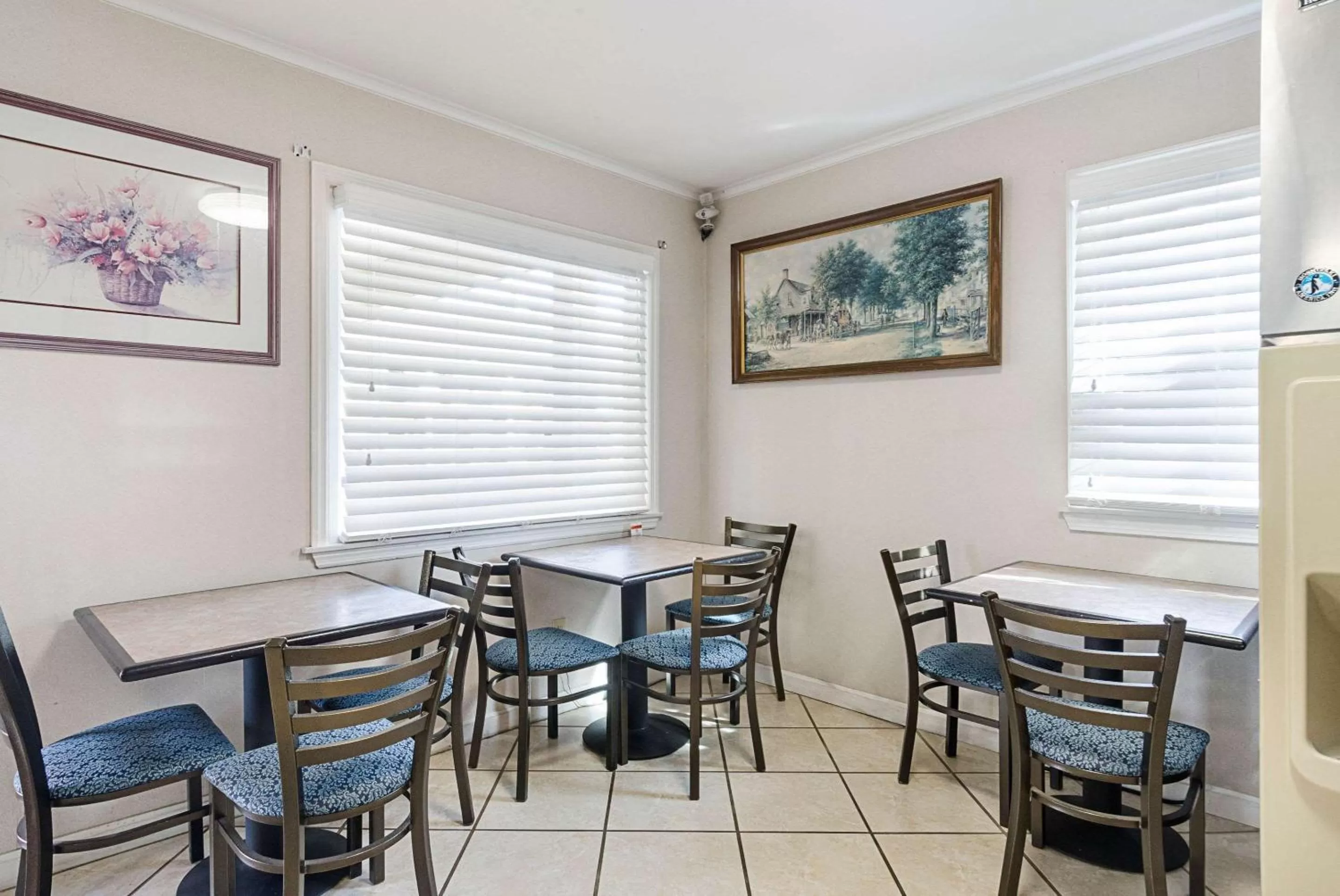 Restaurant/places to eat in Econo Lodge Sturbridge Route 20