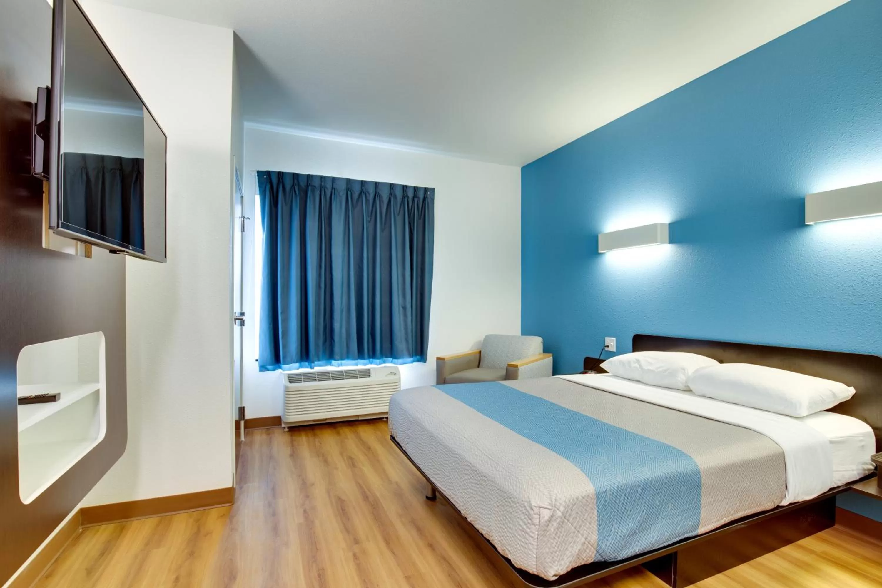 Bedroom, Bed in Motel 6 Poplar Bluff, MO