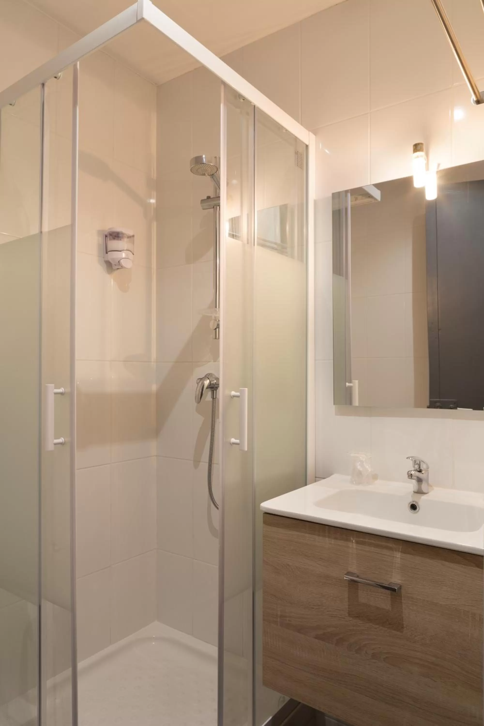 Shower in Lille City Hotel