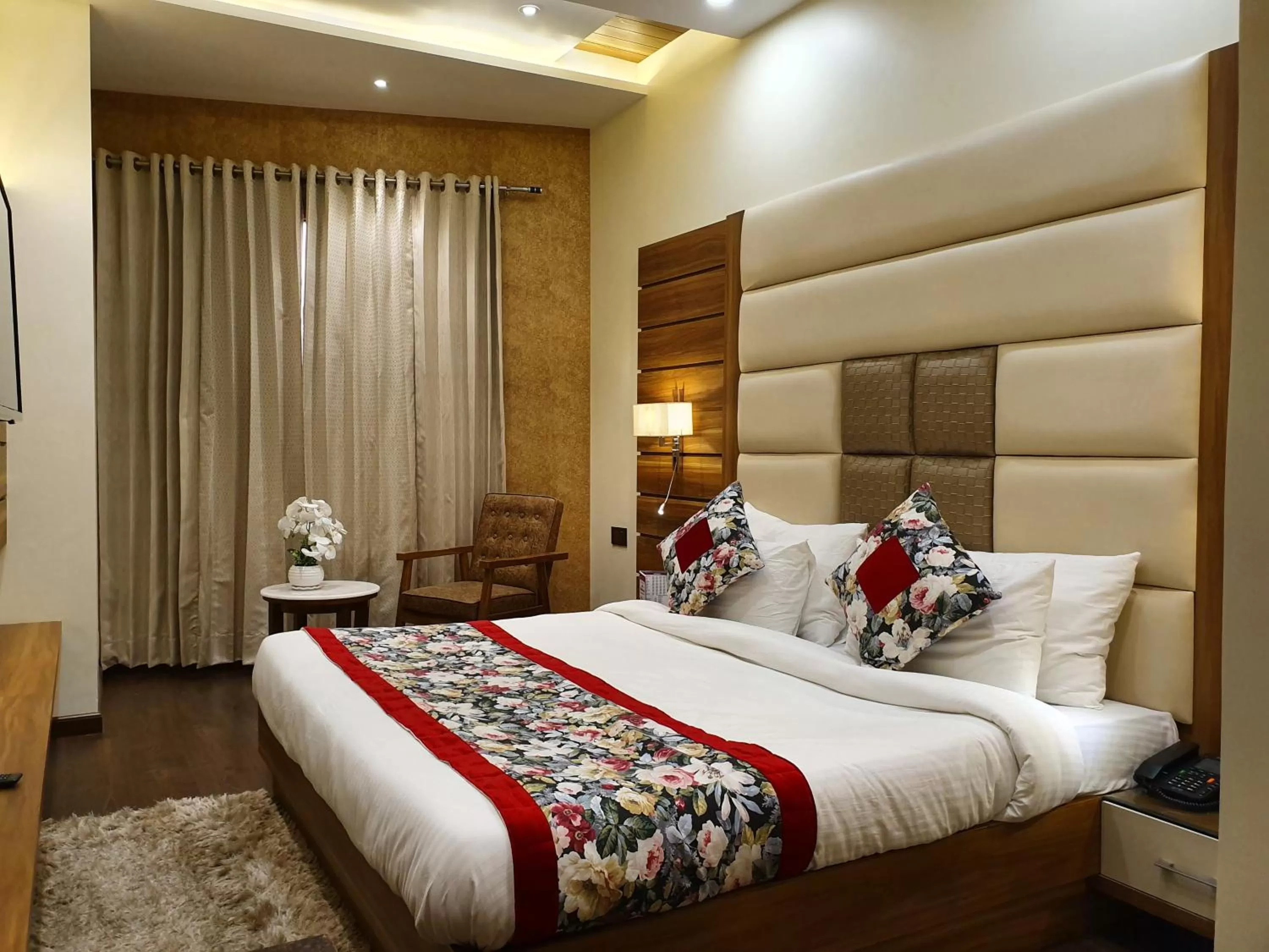 Bed in Hotel Makhan Residency