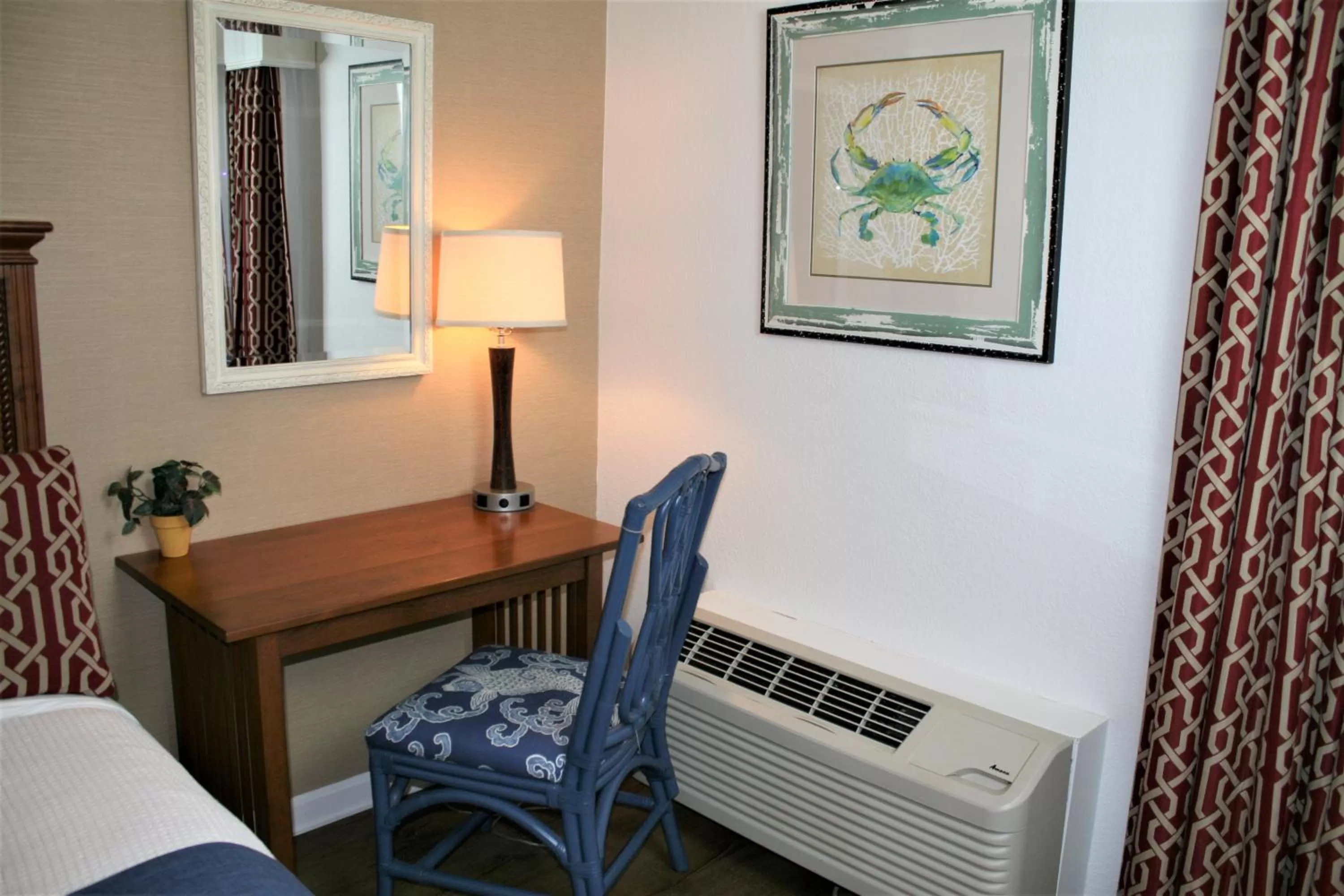 Seating area, Bed in Avenue Inn & Spa