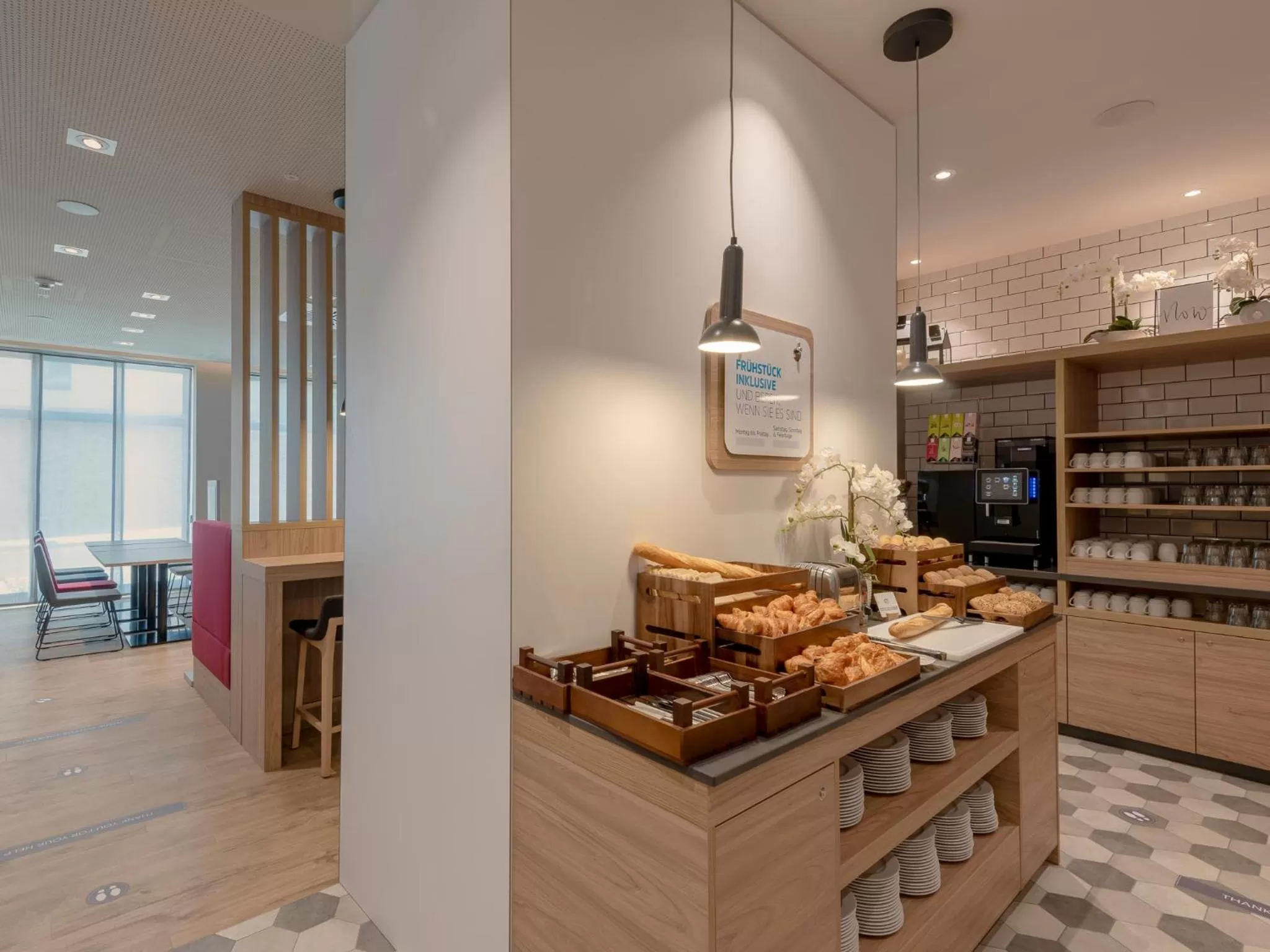Food and drinks in Holiday Inn Express - Offenbach by IHG
