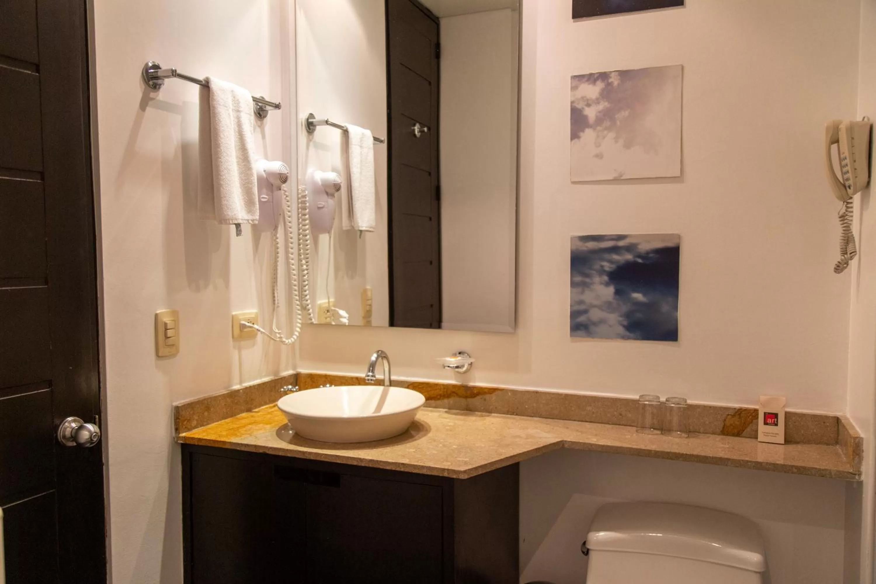 Bathroom in Hotel 104 Art Suites