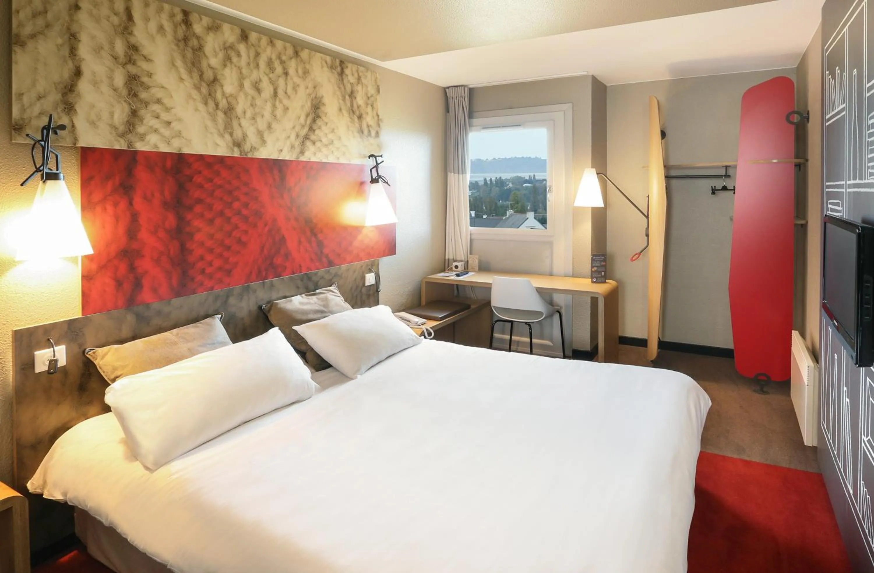 Photo of the whole room, Bed in ibis Saint Quentin en Yvelines - Vélodrome