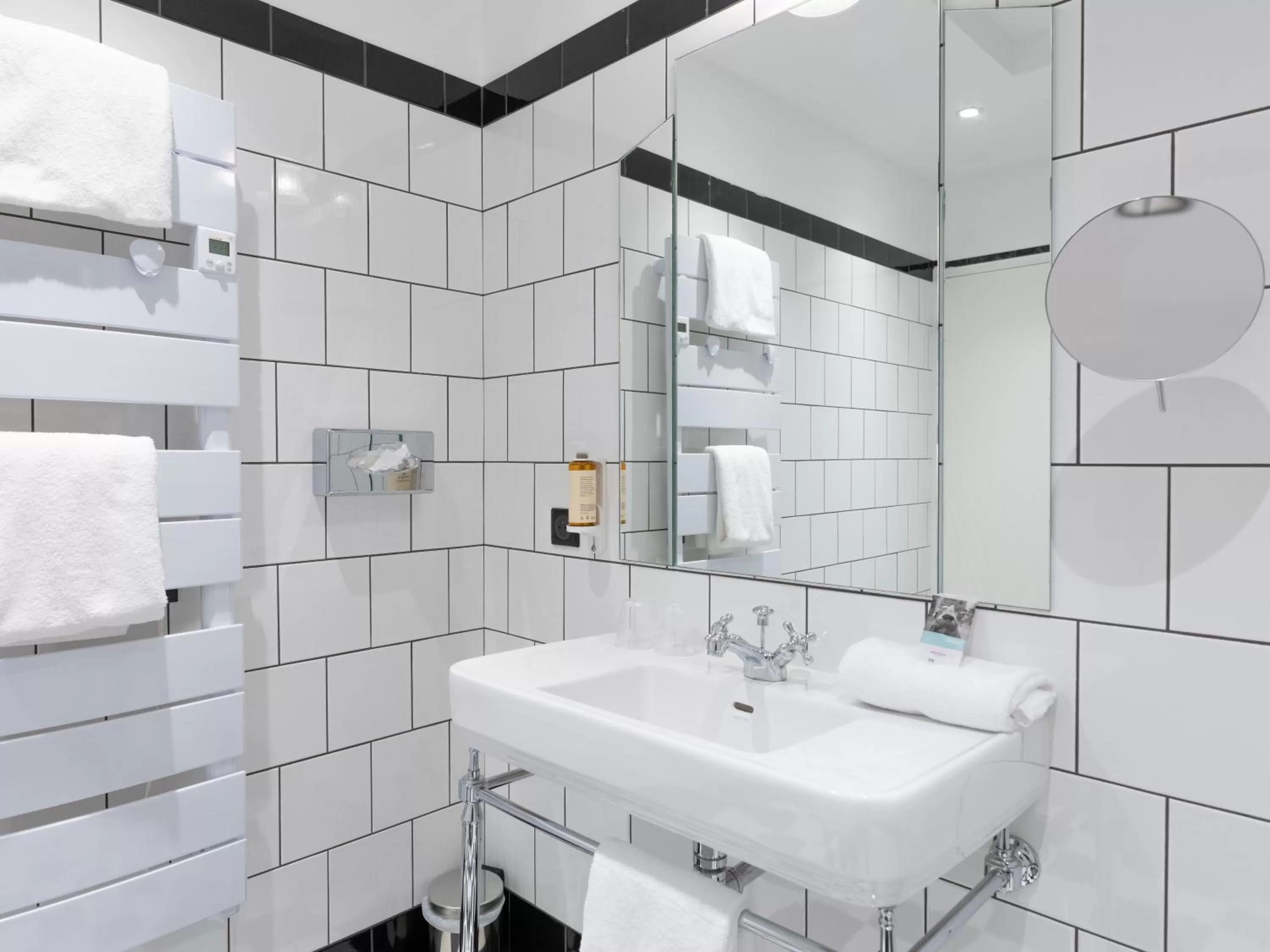 Shower in Hotel Mercure Roscoff Bord De Mer