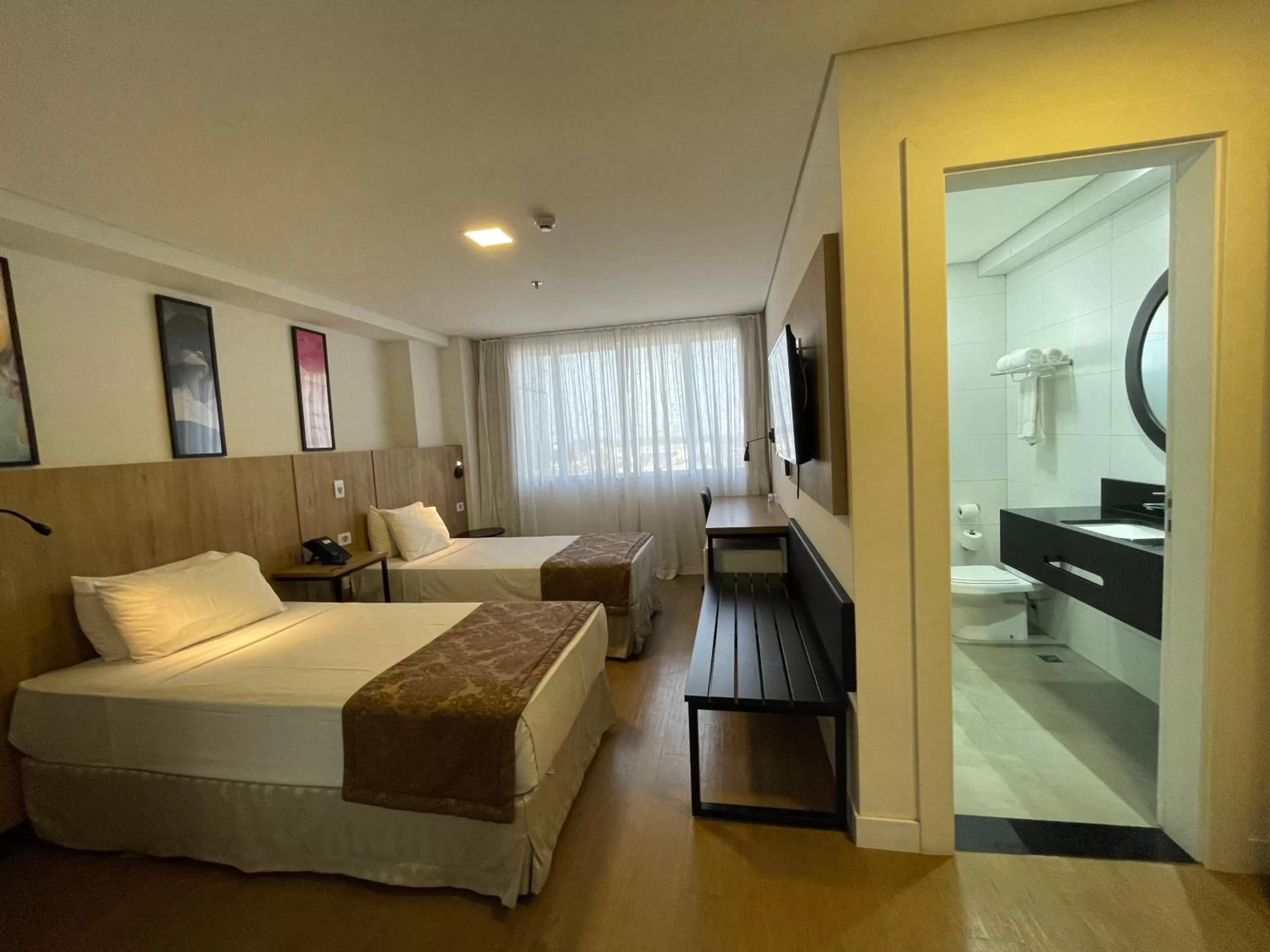 Photo of the whole room, Bed in Transamerica Executive Maringá