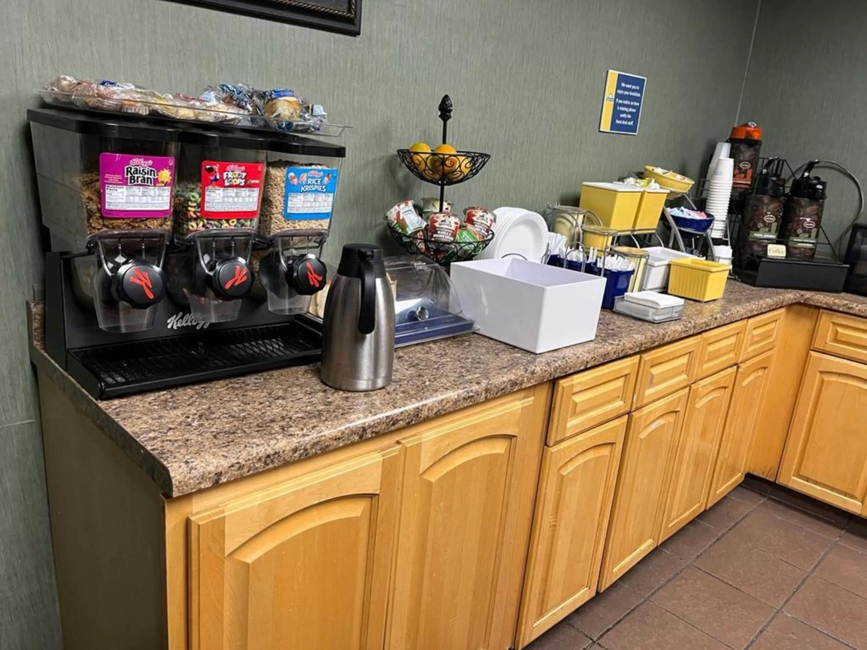 Dining area in Days Inn by Wyndham Cedar Falls- University Plaza