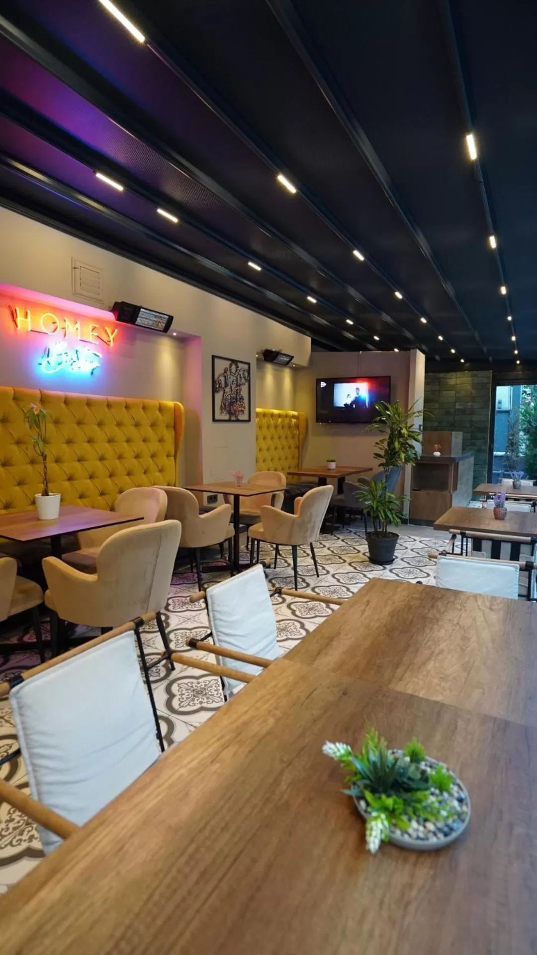Restaurant/places to eat in Homey AirPort Hotel