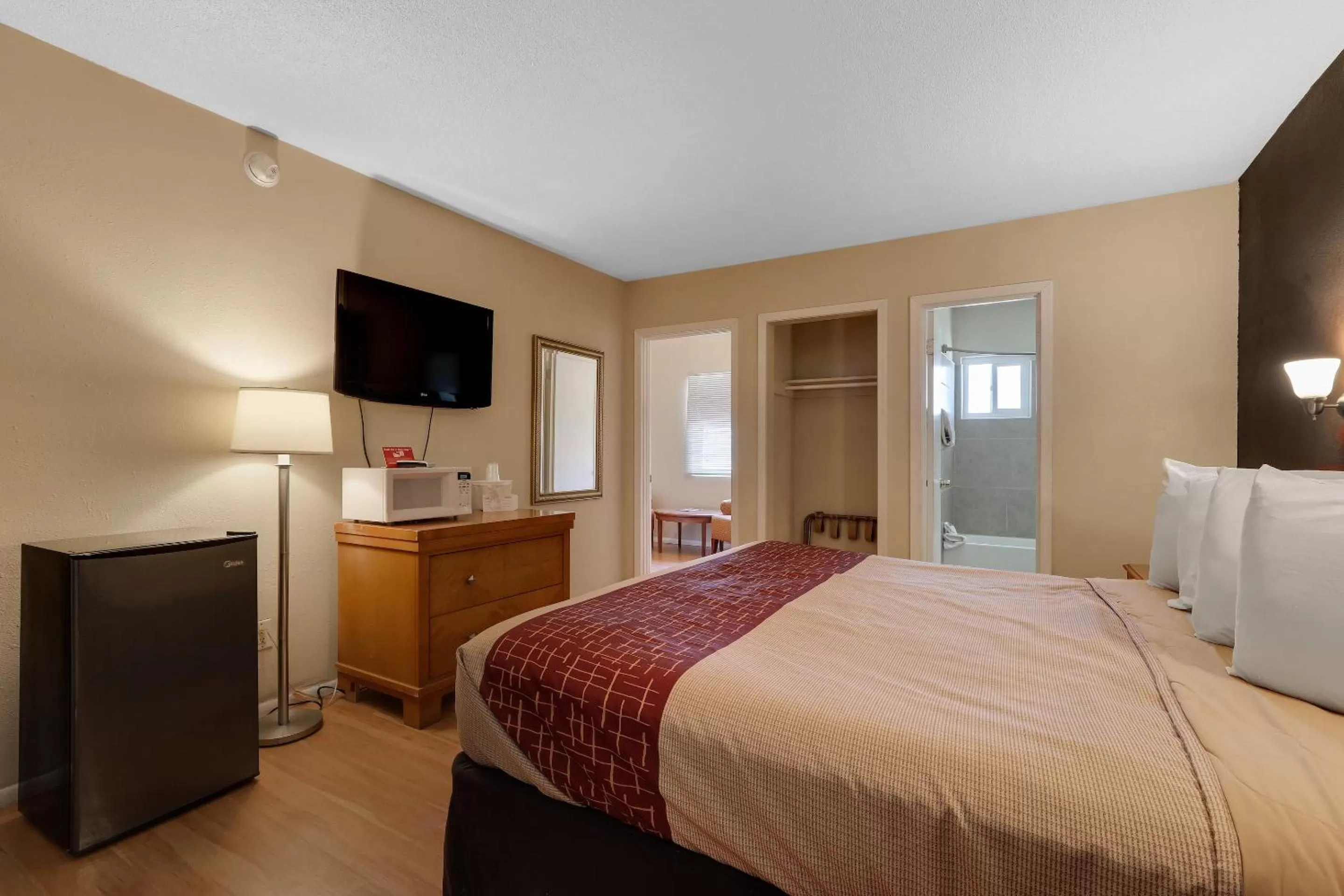 Photo of the whole room, Bed in Red Roof Inn Needles