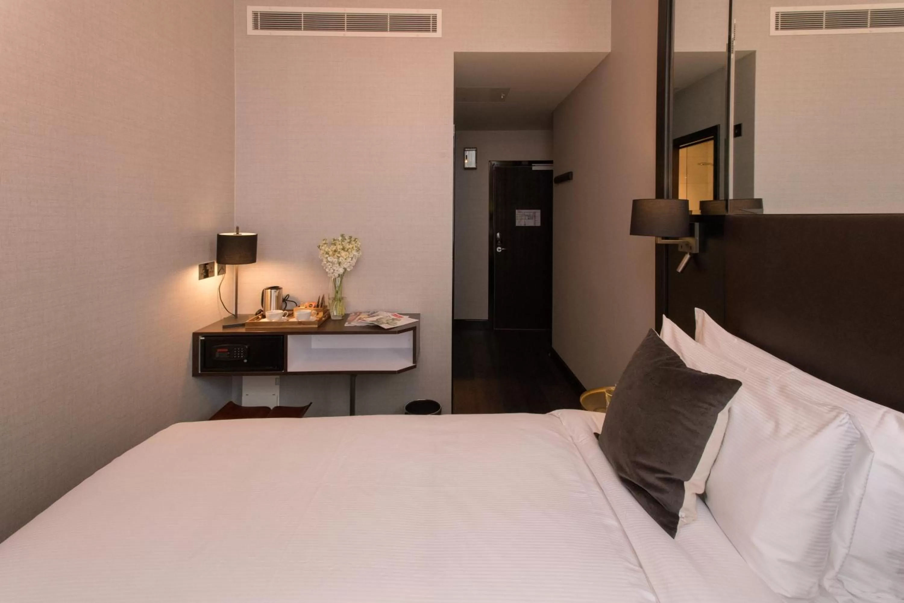 Bed in Camden Enterprise Hotel