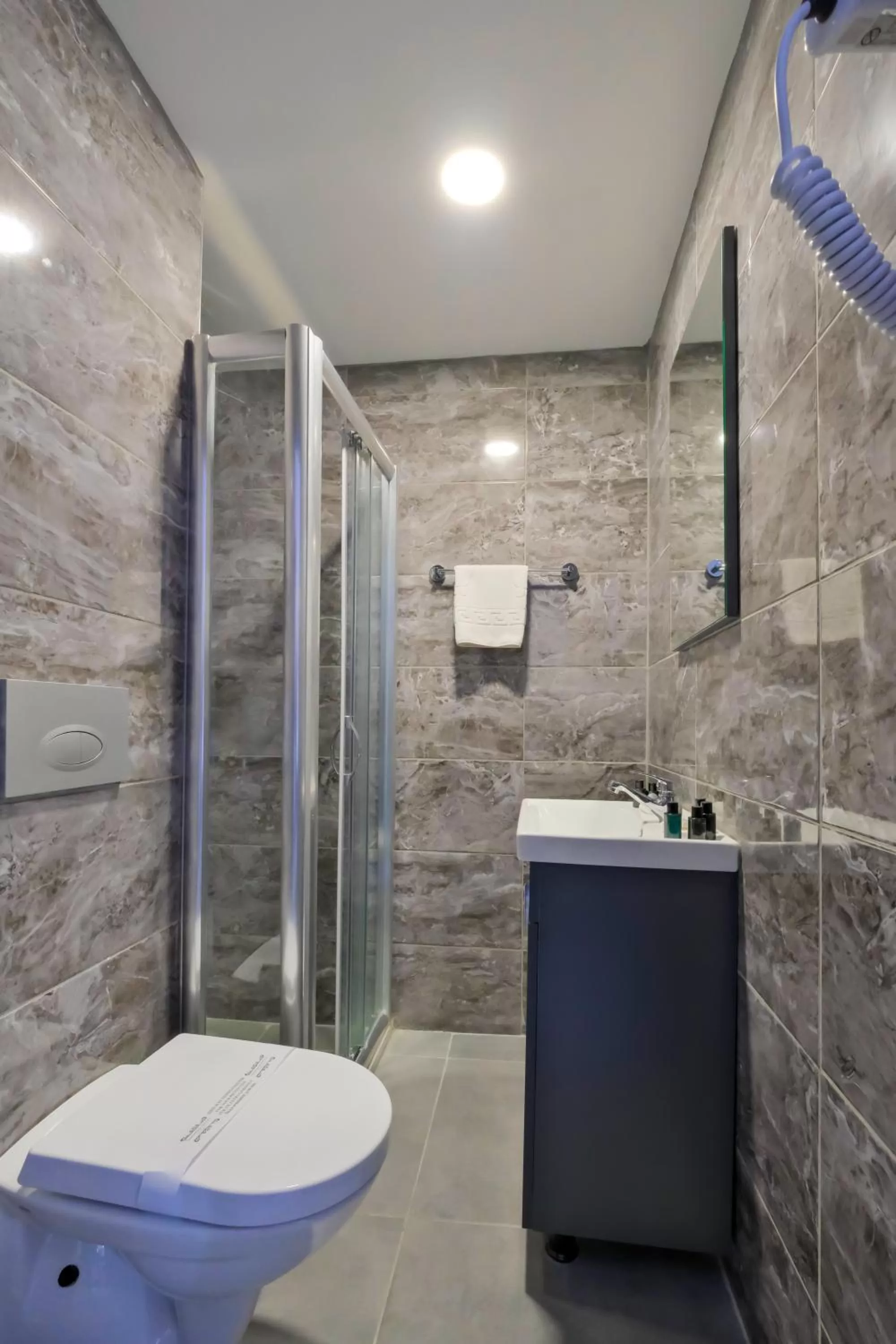 Shower in The Queen Hotel