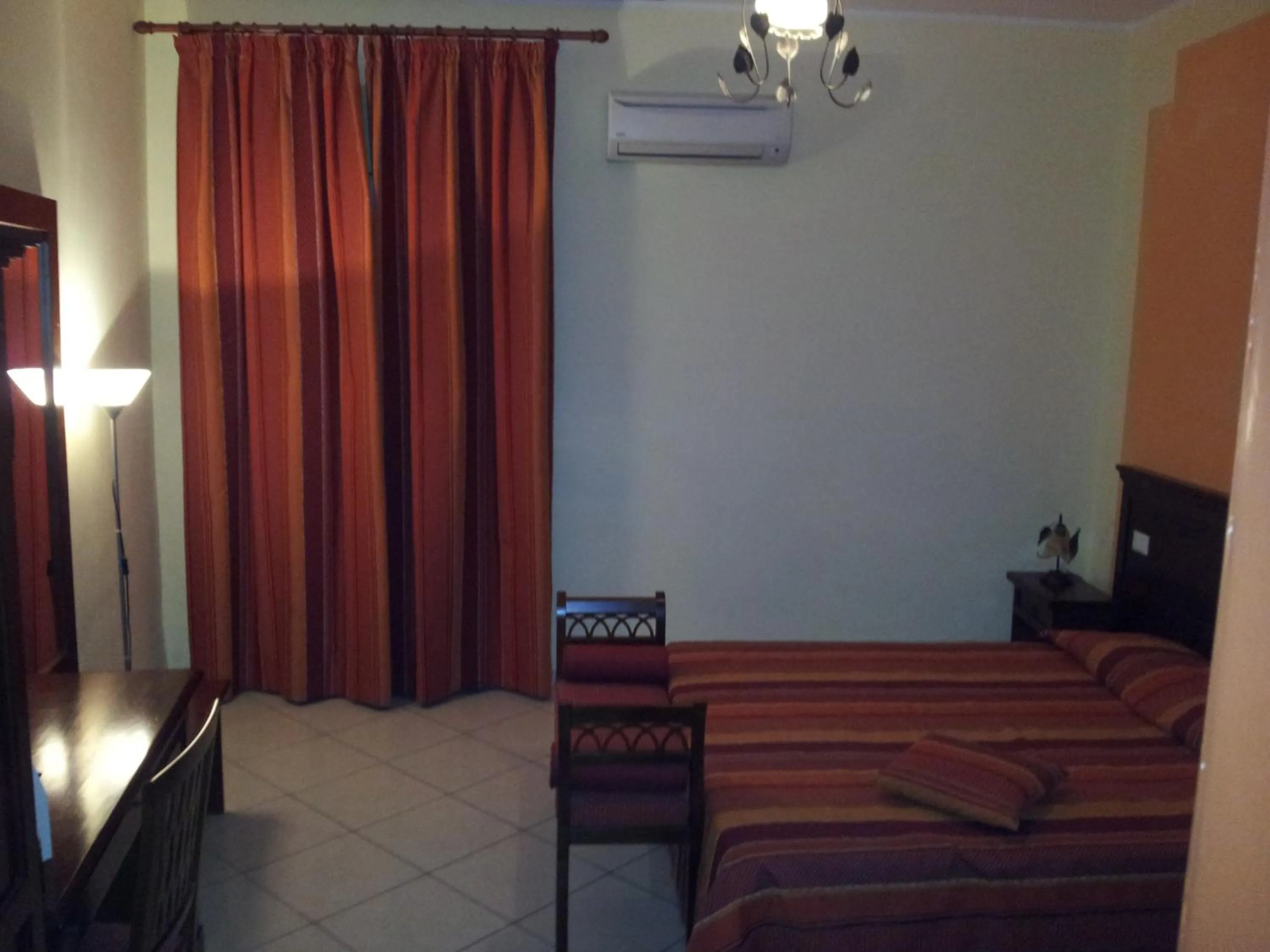 Bedroom in George Hotel