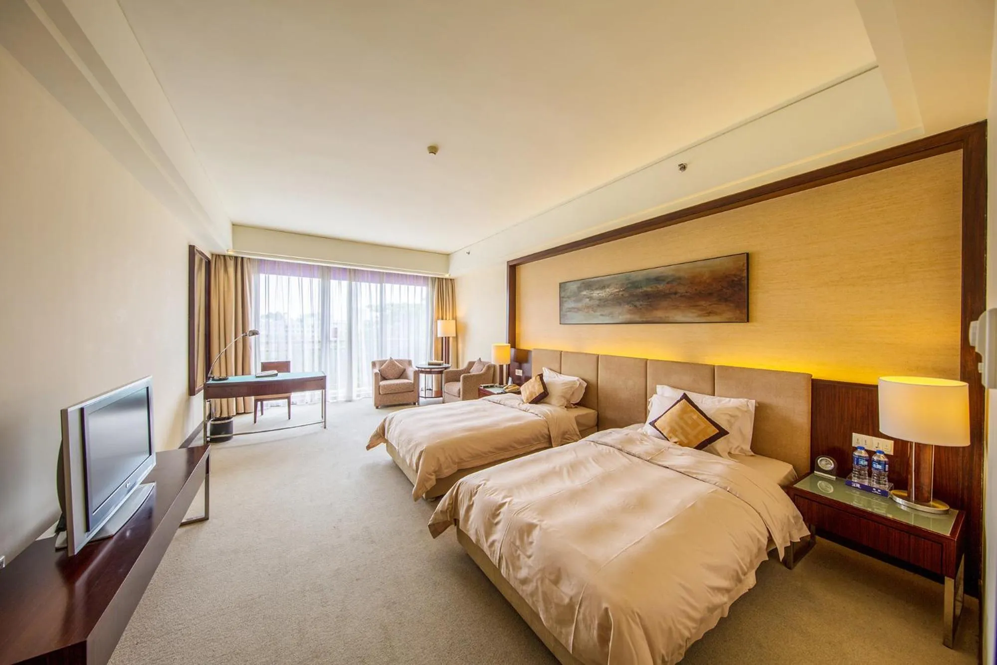 Photo of the whole room, Bed in Dongguan Richwood Garden Hotel