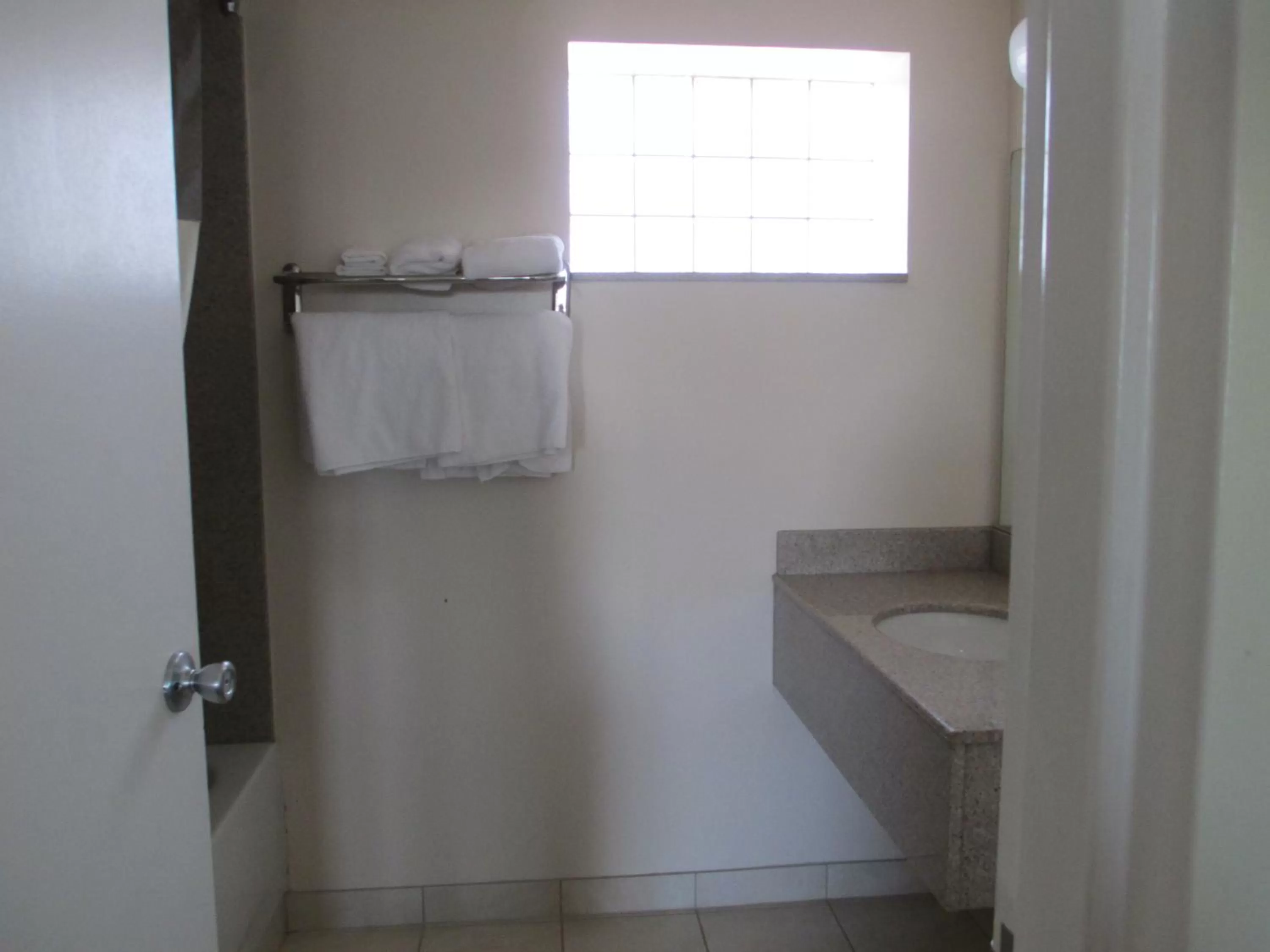 Bathroom in Regal Inn Chicago O'Hare - Franklin Park