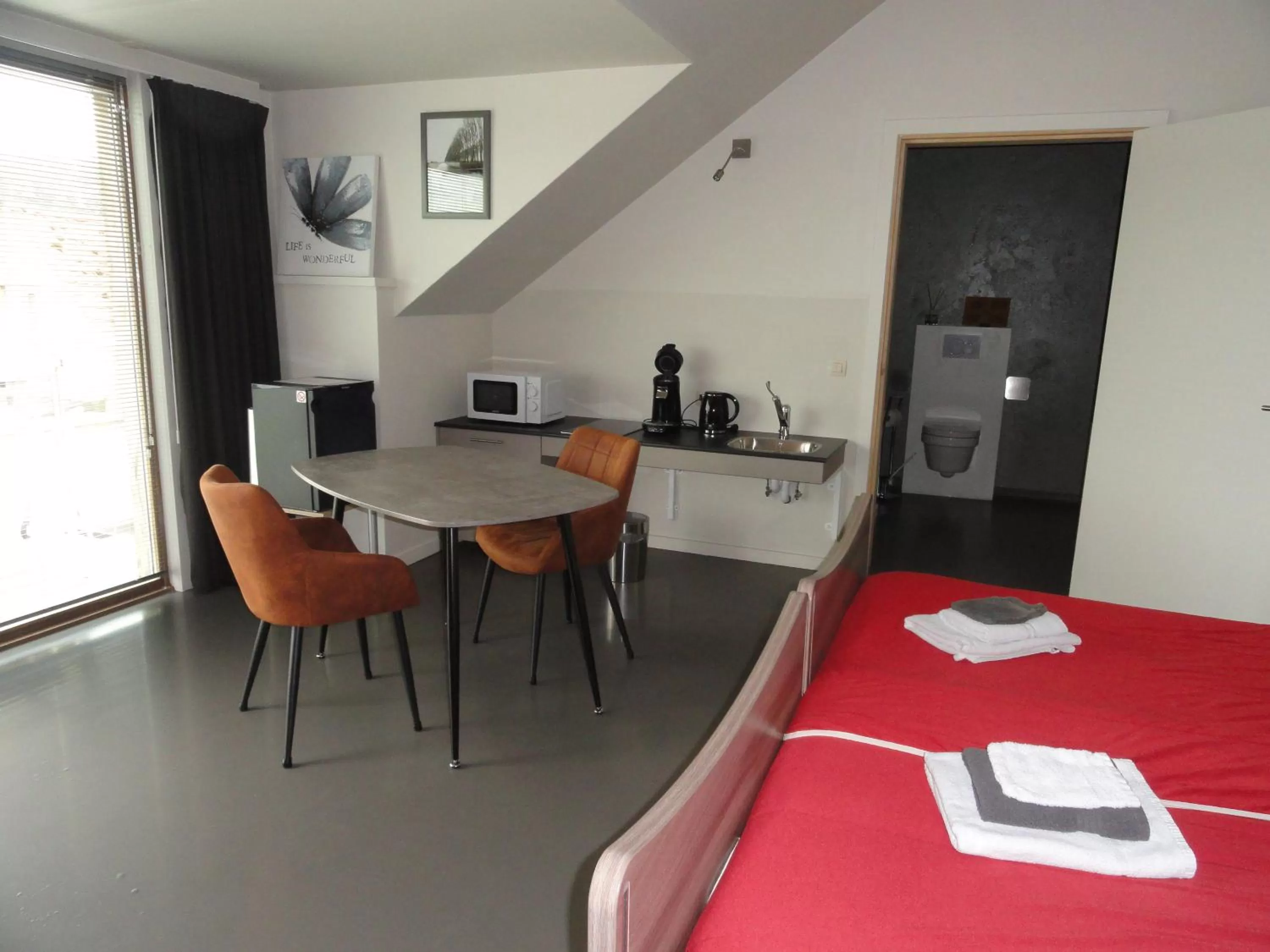 Kitchen or kitchenette, Dining Area in B&B Altijd Genieten