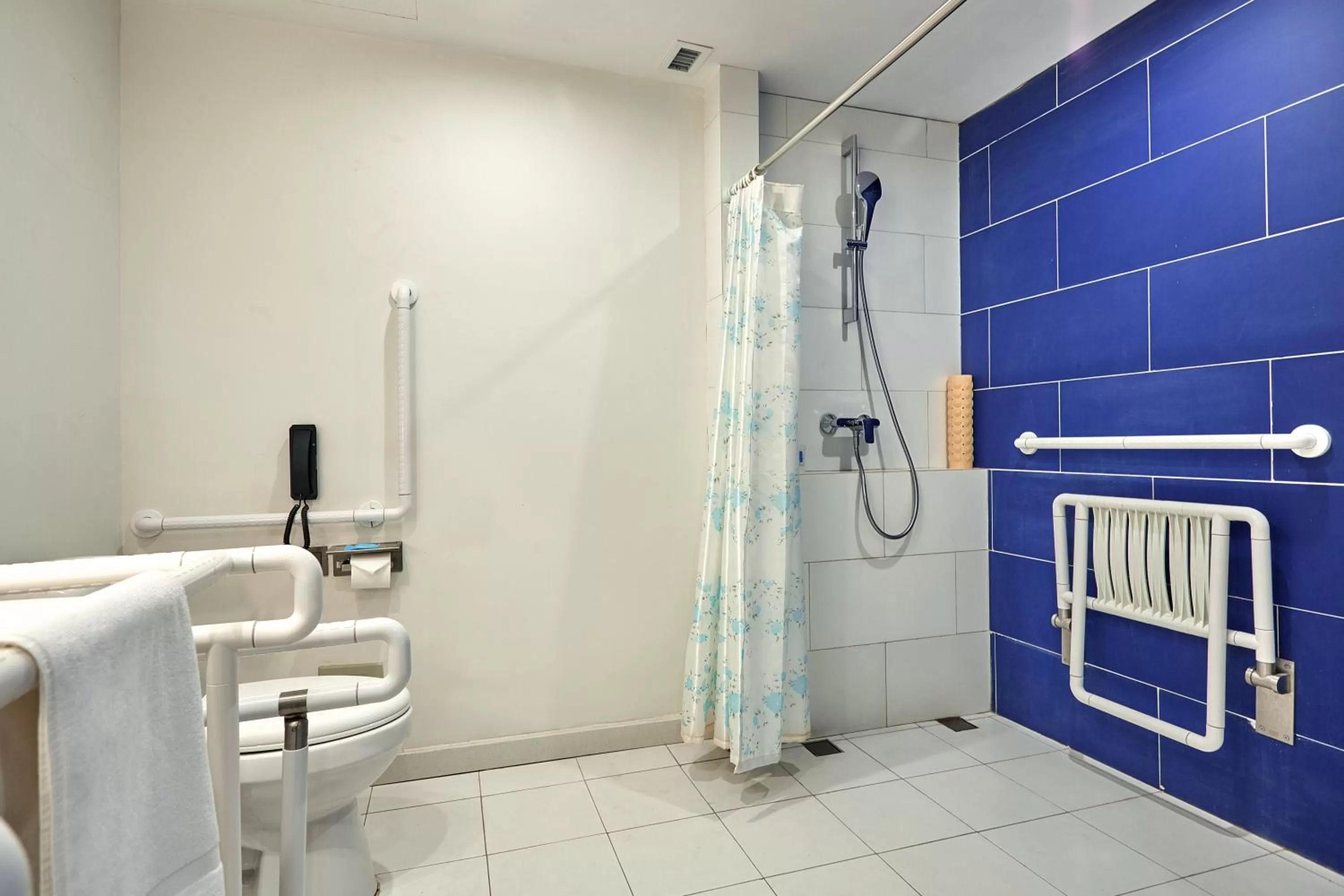 Photo of the whole room in Holiday Inn Express Nanjing Xuanwu Lake by IHG