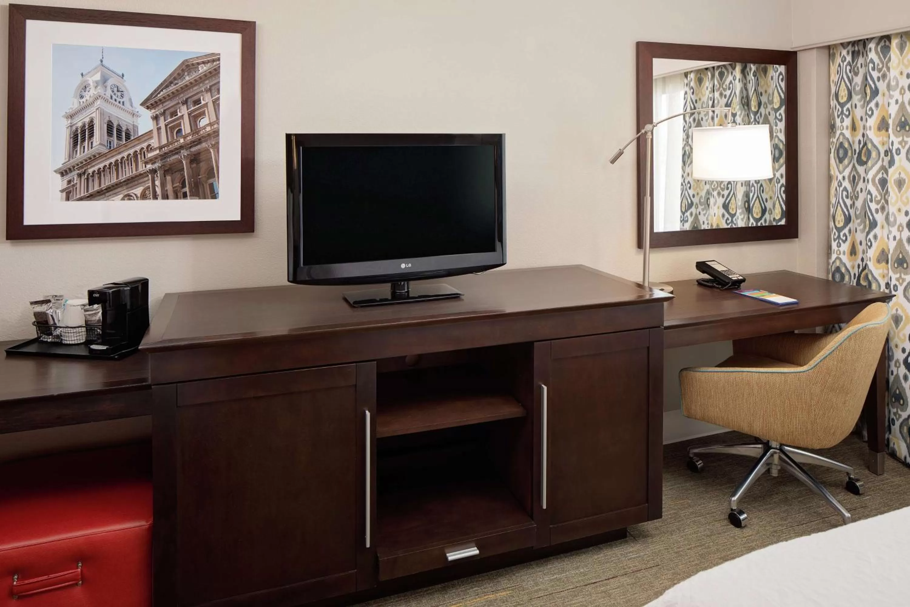 Bed in Hampton Inn Louisville Downtown