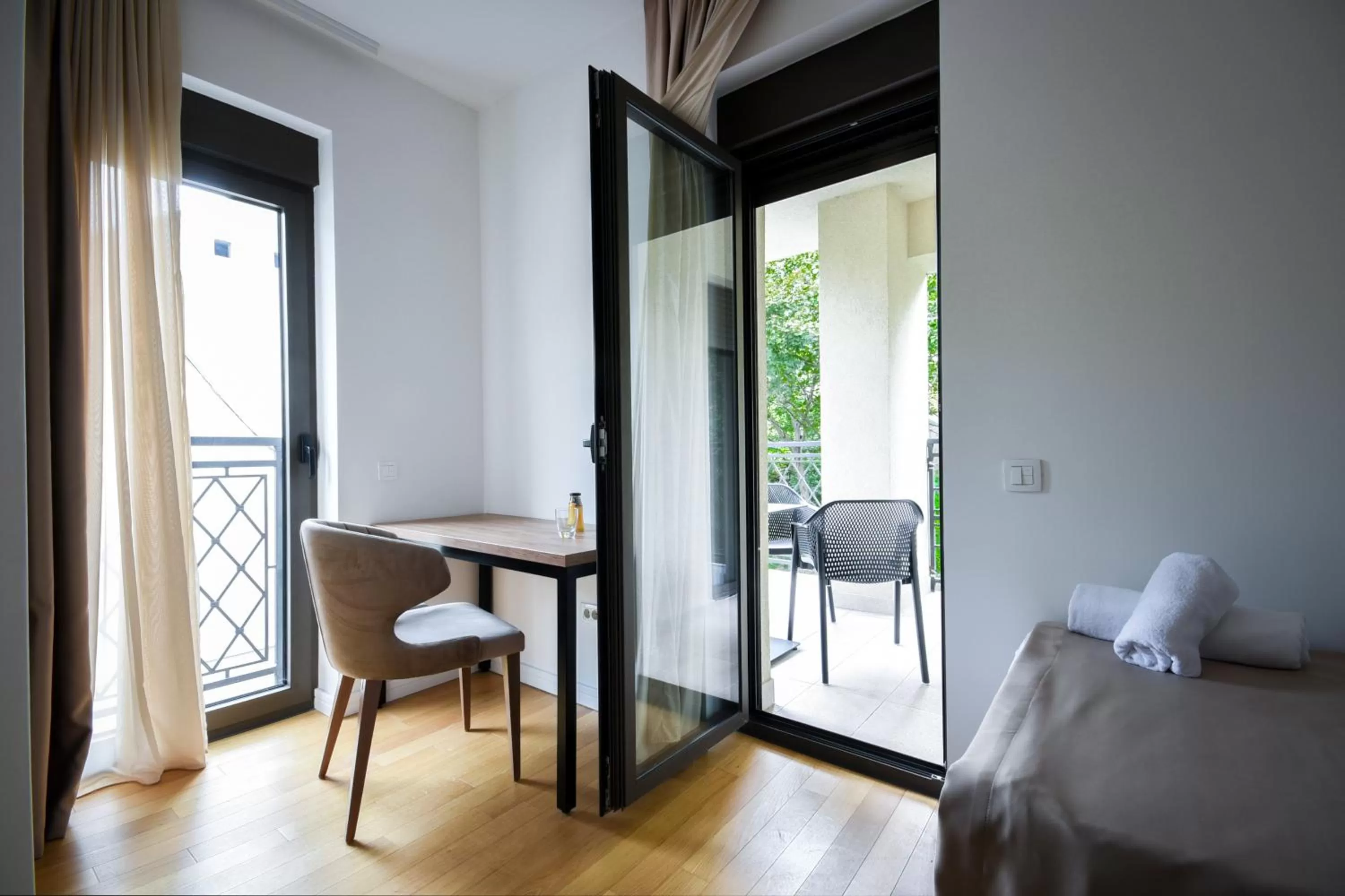 Balcony/Terrace, Bed in Hotel LoRa