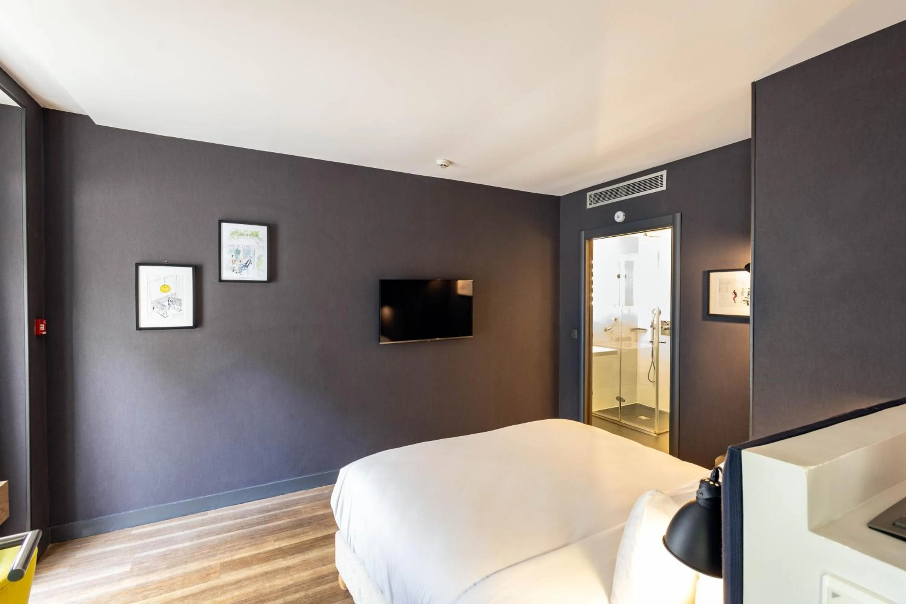 Photo of the whole room, Bed in Hôtel La Parizienne - Proche Montparnasse