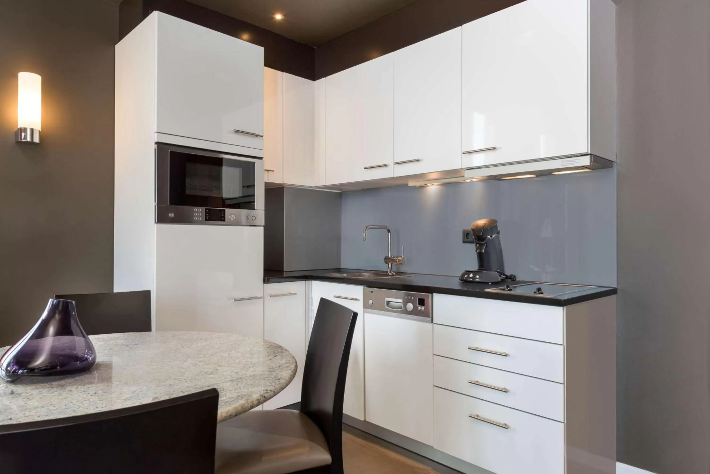 Bedroom in Adina Apartment Hotel Frankfurt Neue Oper