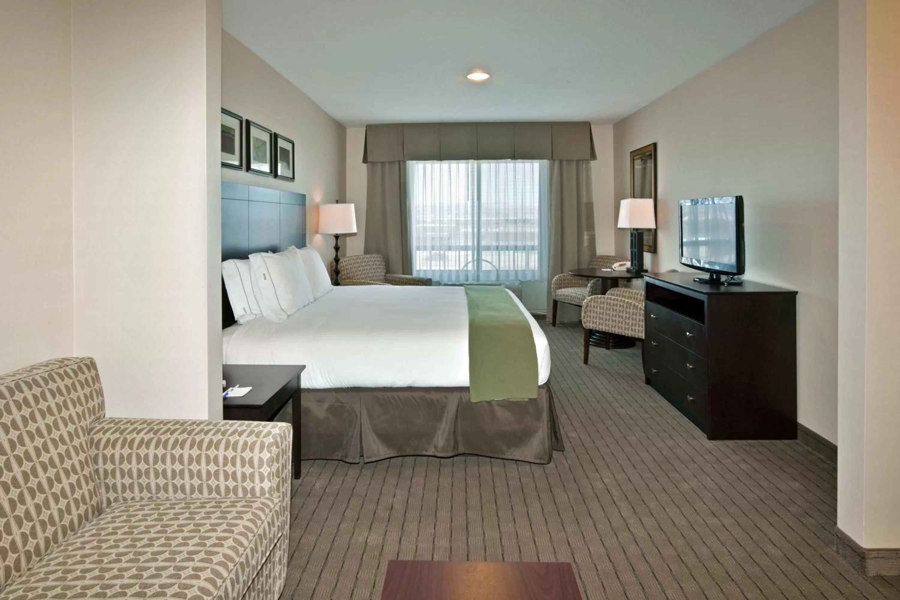 Photo of the whole room, Bed in Holiday Inn Express Hotels Grants - Milan by IHG