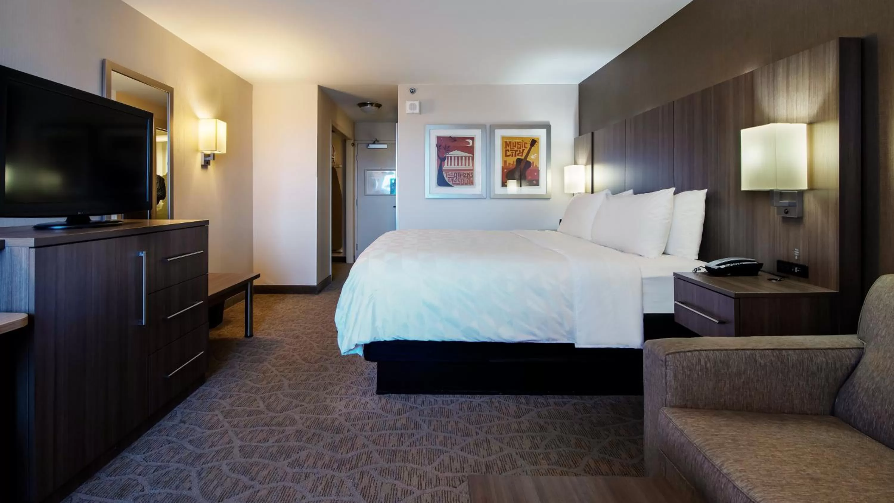 Photo of the whole room, Bed in Holiday Inn Nashville - Vanderbilt - Dwtn by IHG