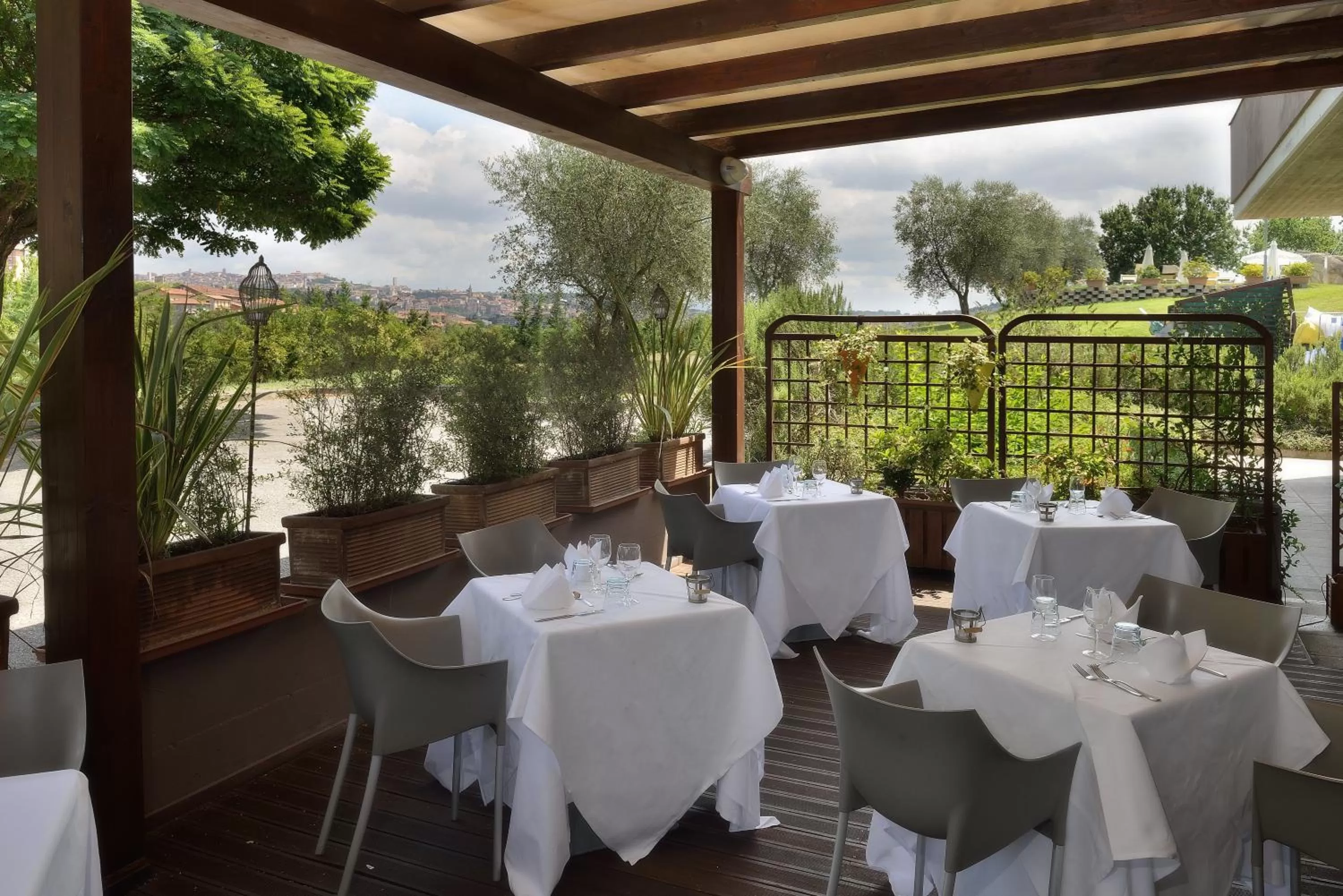 Restaurant/places to eat in La Meridiana Bleisure Hotel