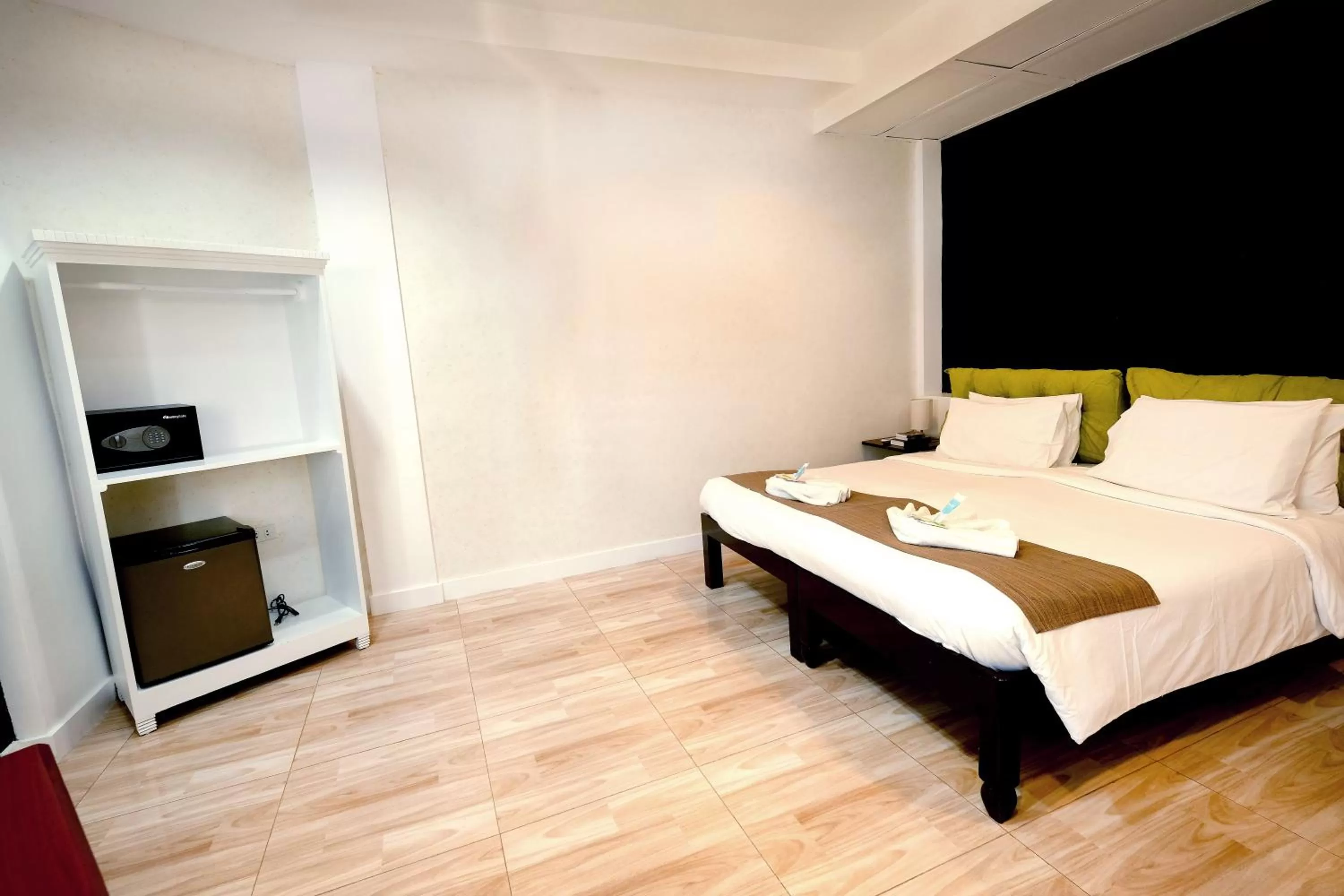 Bed in Pescadores Suites Moalboal