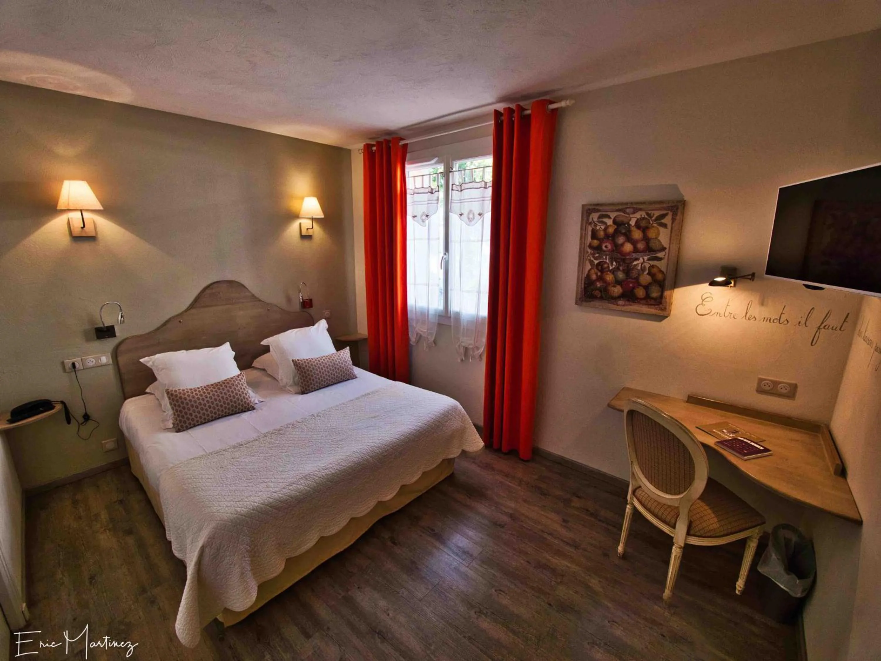 Photo of the whole room, Bed in The Originals Boutique, Hôtel du Parc, Cavaillon