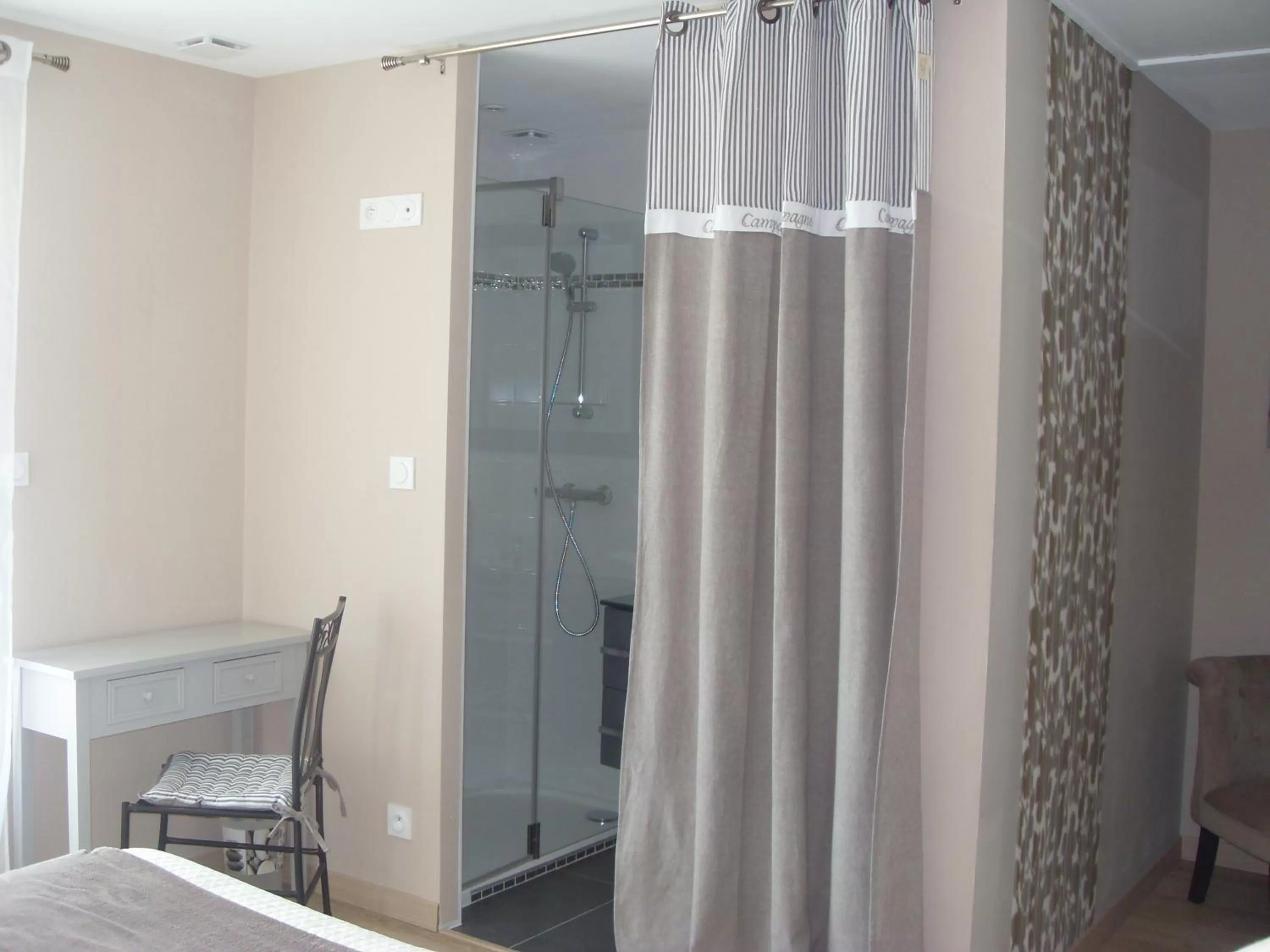 Decorative detail, Bed in Chambre d'hôtes Les Bruyères