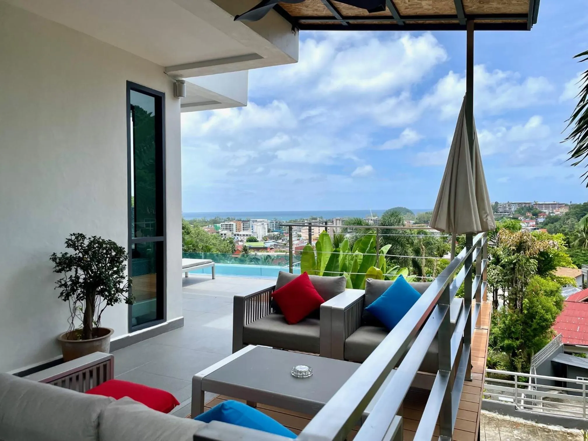 Restaurant/places to eat in Baan Saint-Tropez Seaview Villas Kata Beach