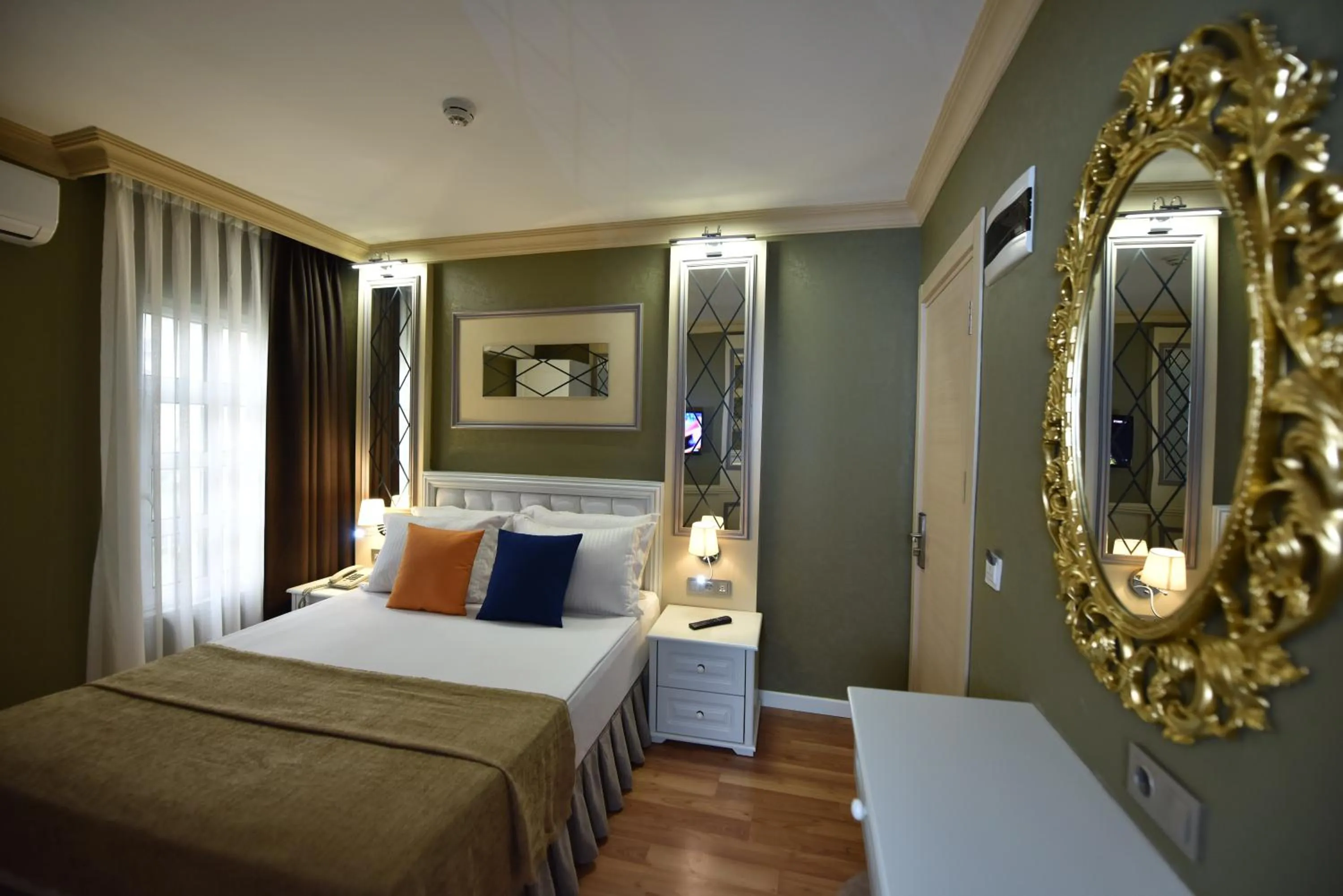 Photo of the whole room, Bed in Sunlight Hotel