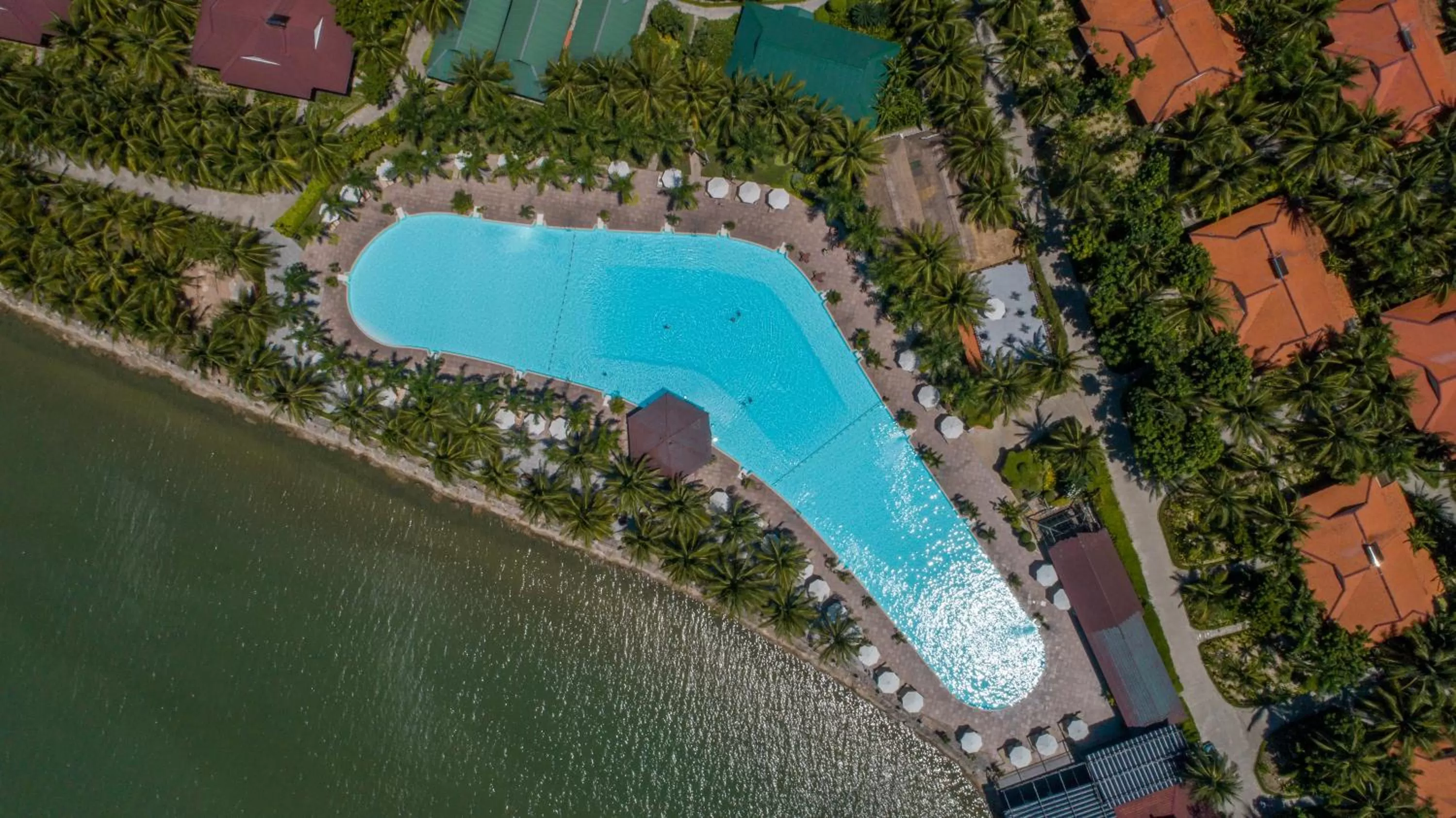 Swimming pool in Diamond Bay Resort & Spa
