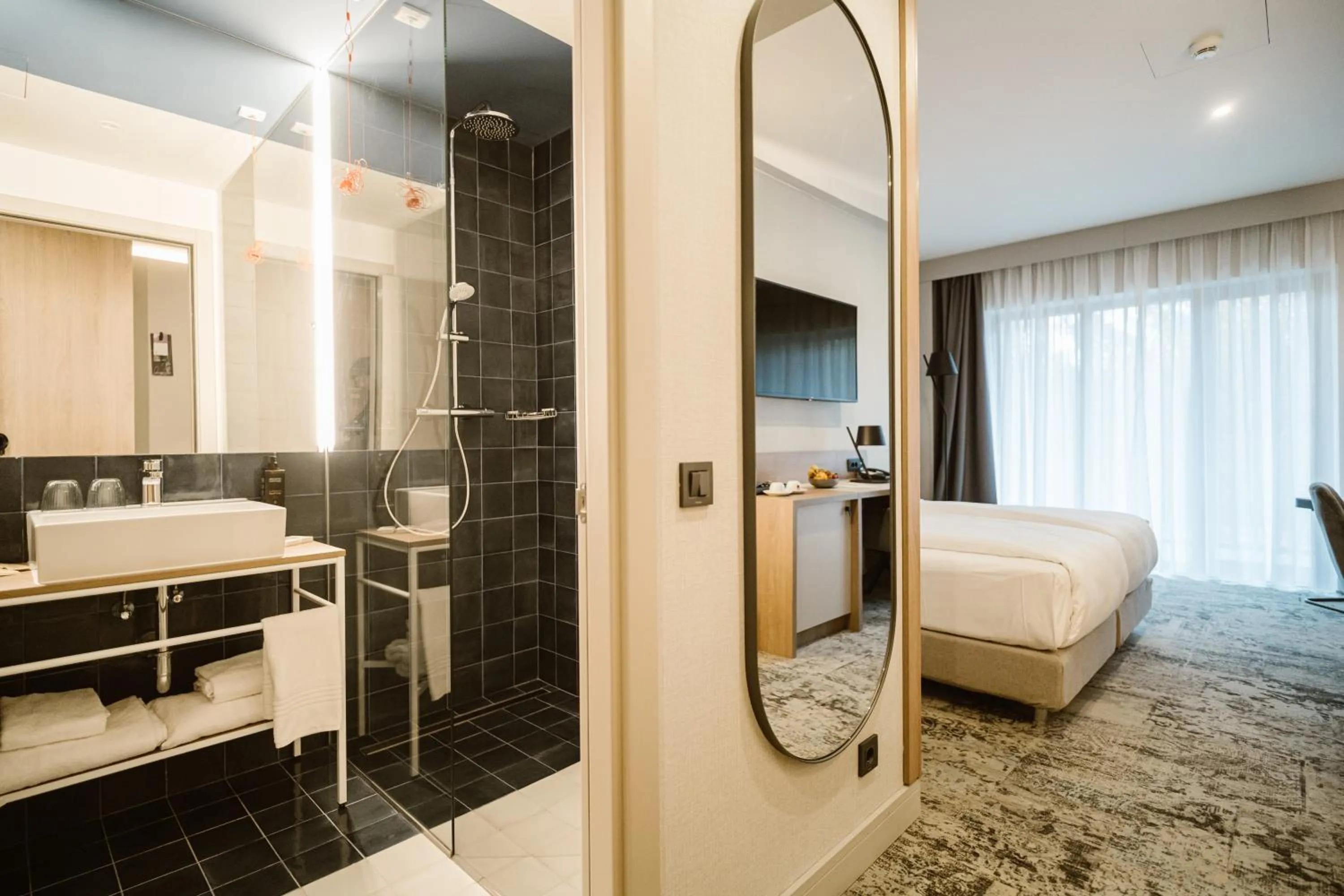 Bathroom, Bed in Mercure Sibiu Arsenal