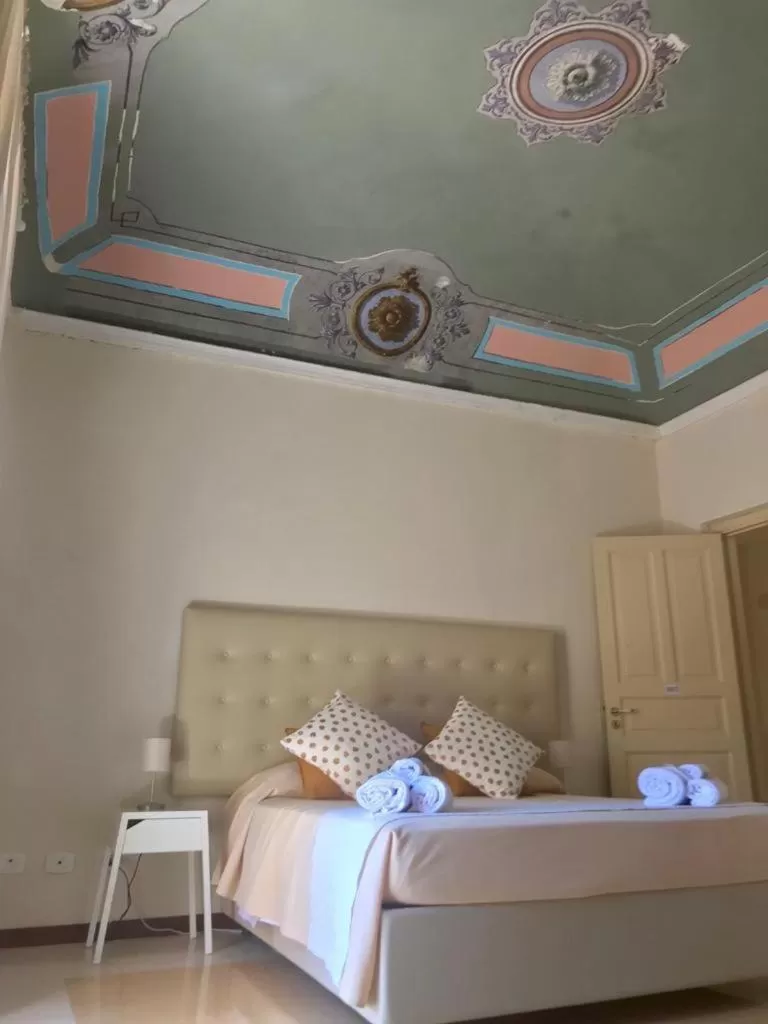 Bed in Landolina Palace Hotel