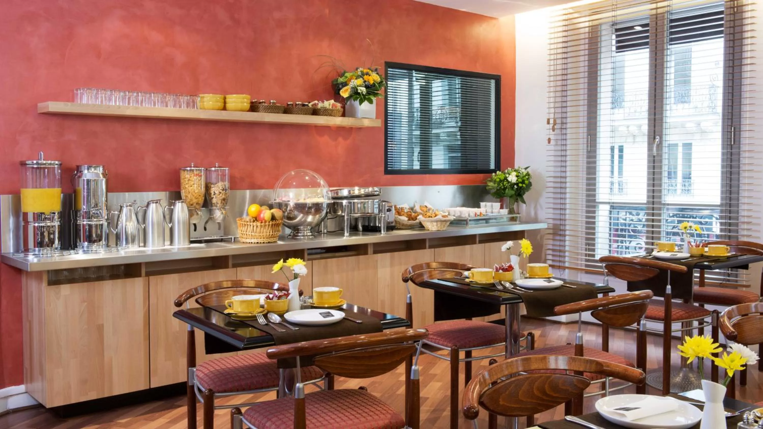 Restaurant/places to eat in Excelsior Opera