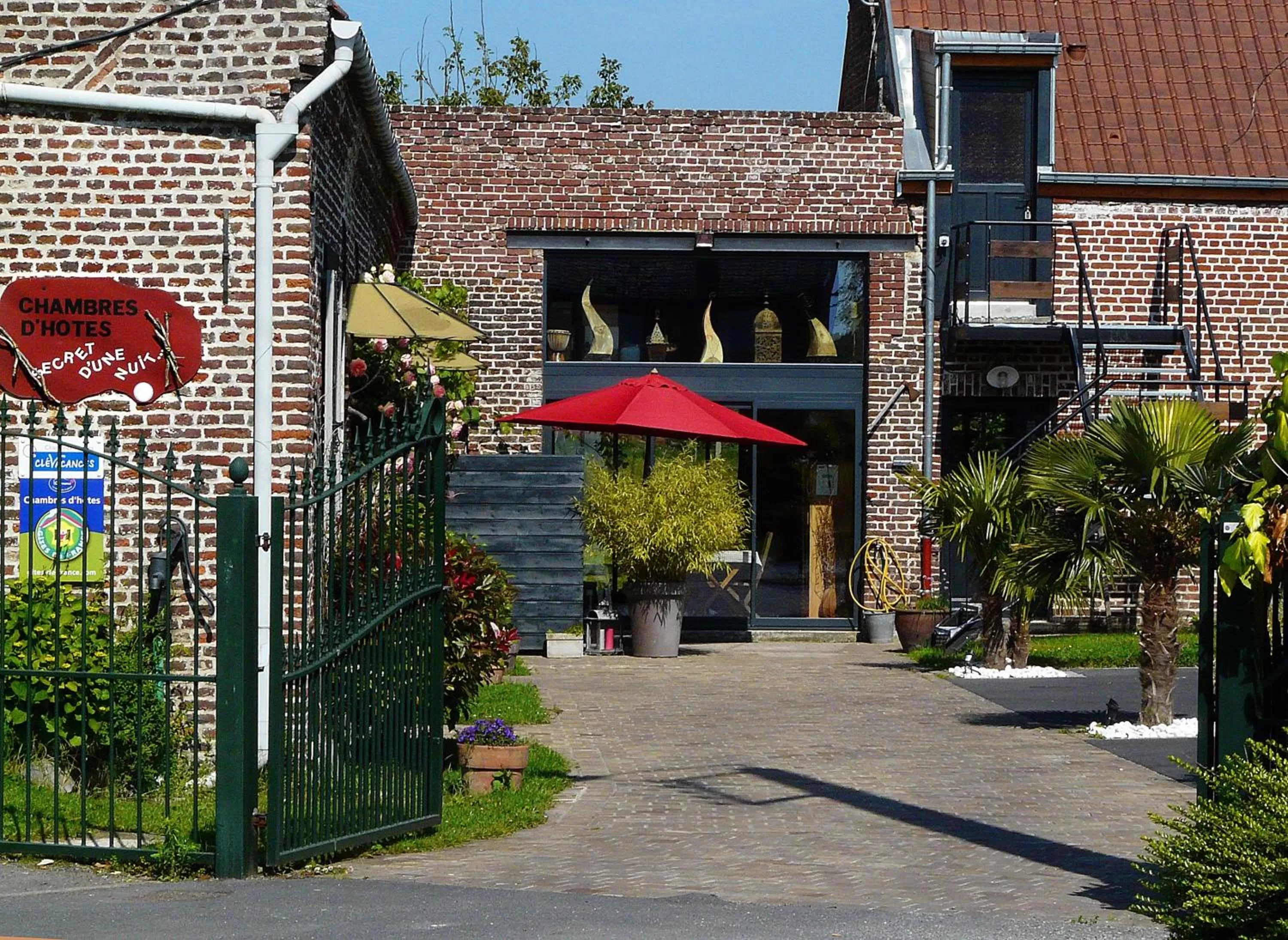 Facade/entrance in chambres d hotes ,hotel ,Secret d'une Nuit a vicq prės de onnaing,avec piscine
