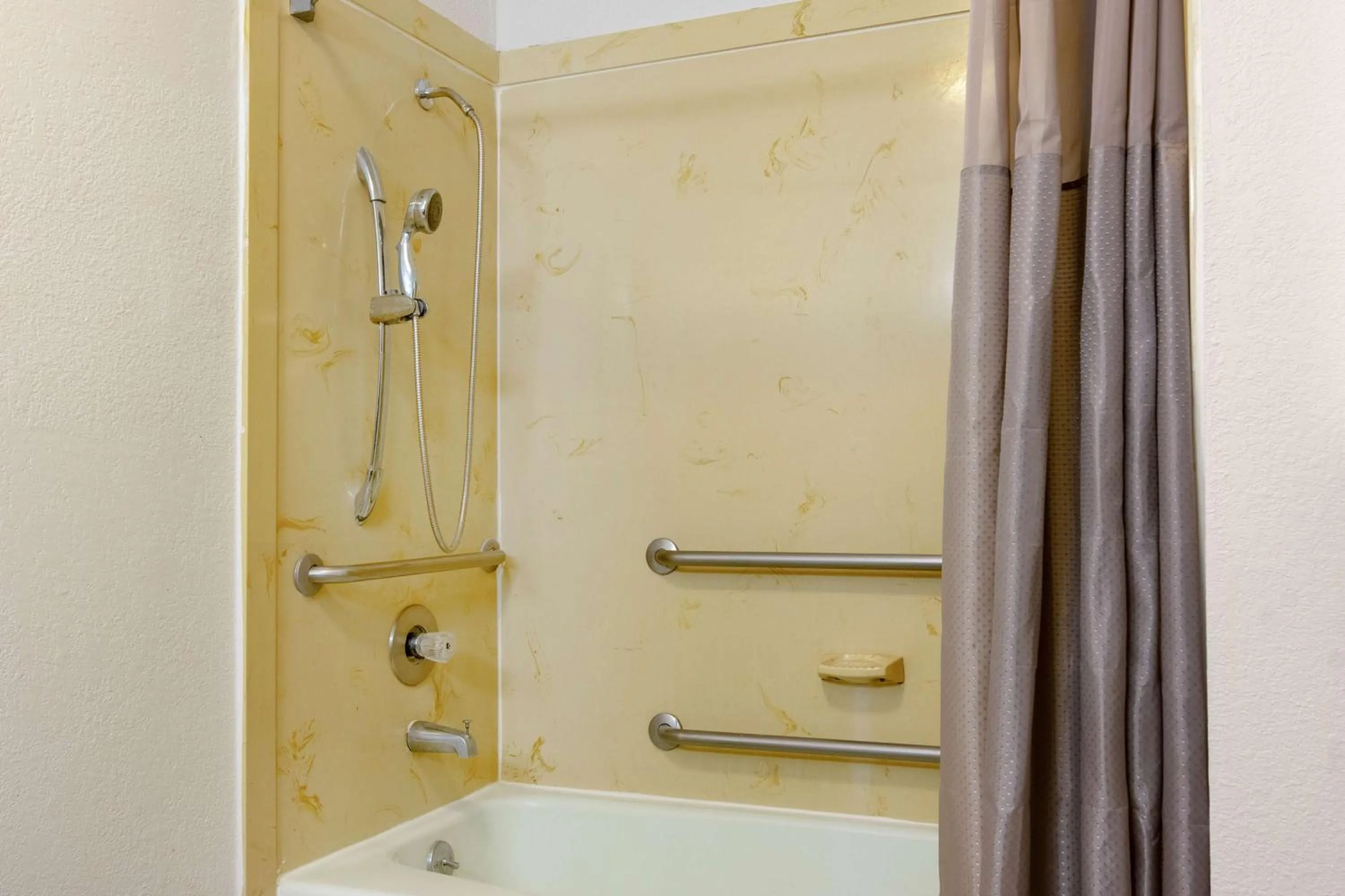 Bathroom in Motel 6-Alexandria, LA - South