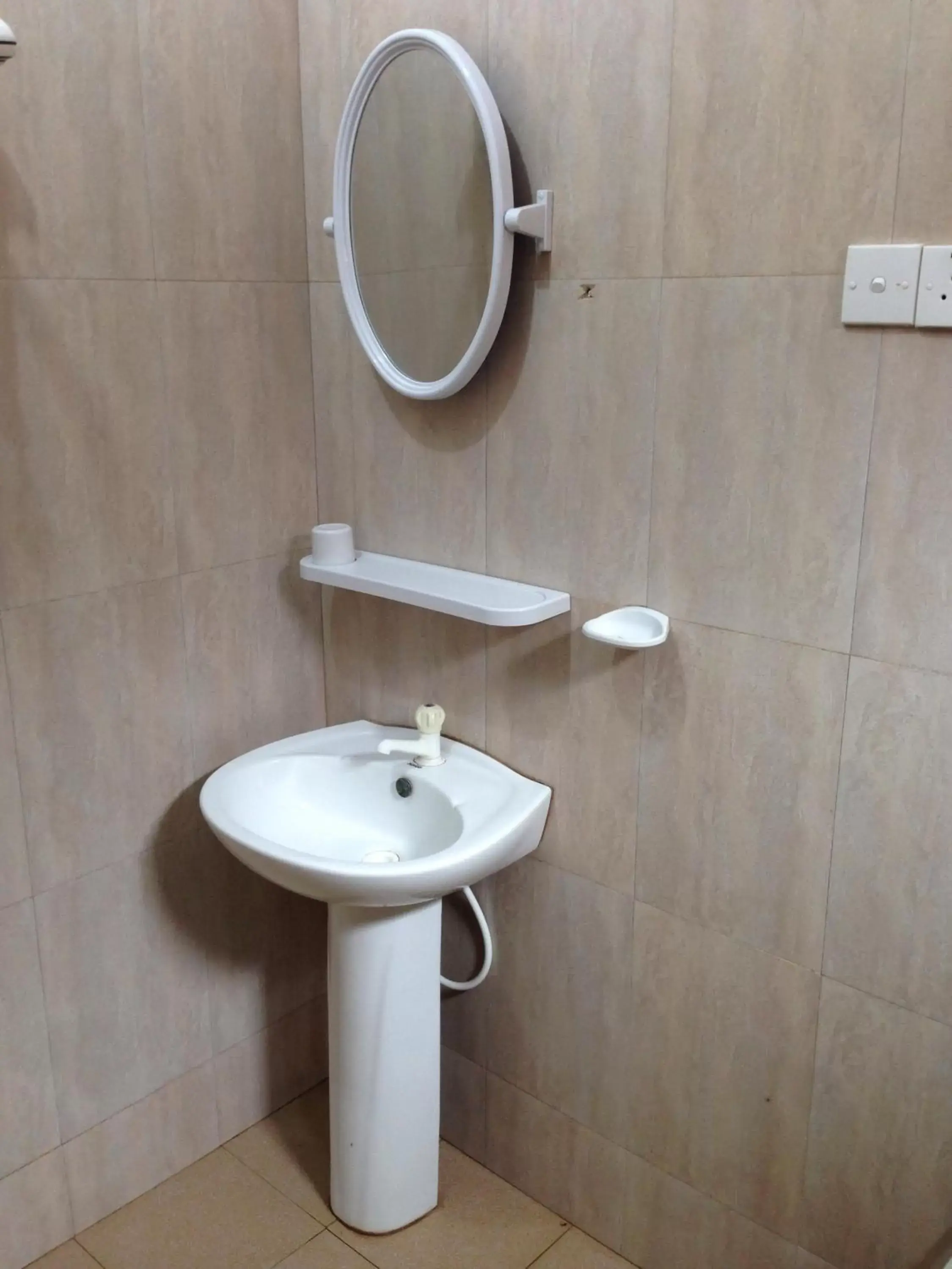 Standard Triple Room in Yal's Town Inn Standard Triple Room in Yal's Town Inn