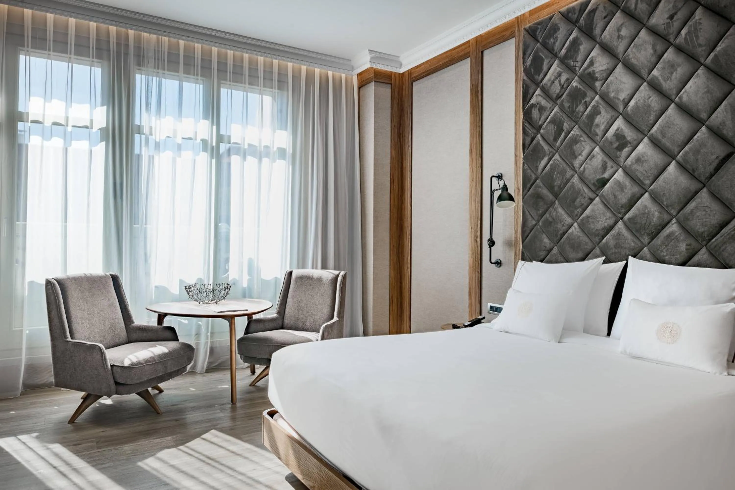 Photo of the whole room, Bed in Círculo Gran Vía, Autograph Collection (Adults Only)