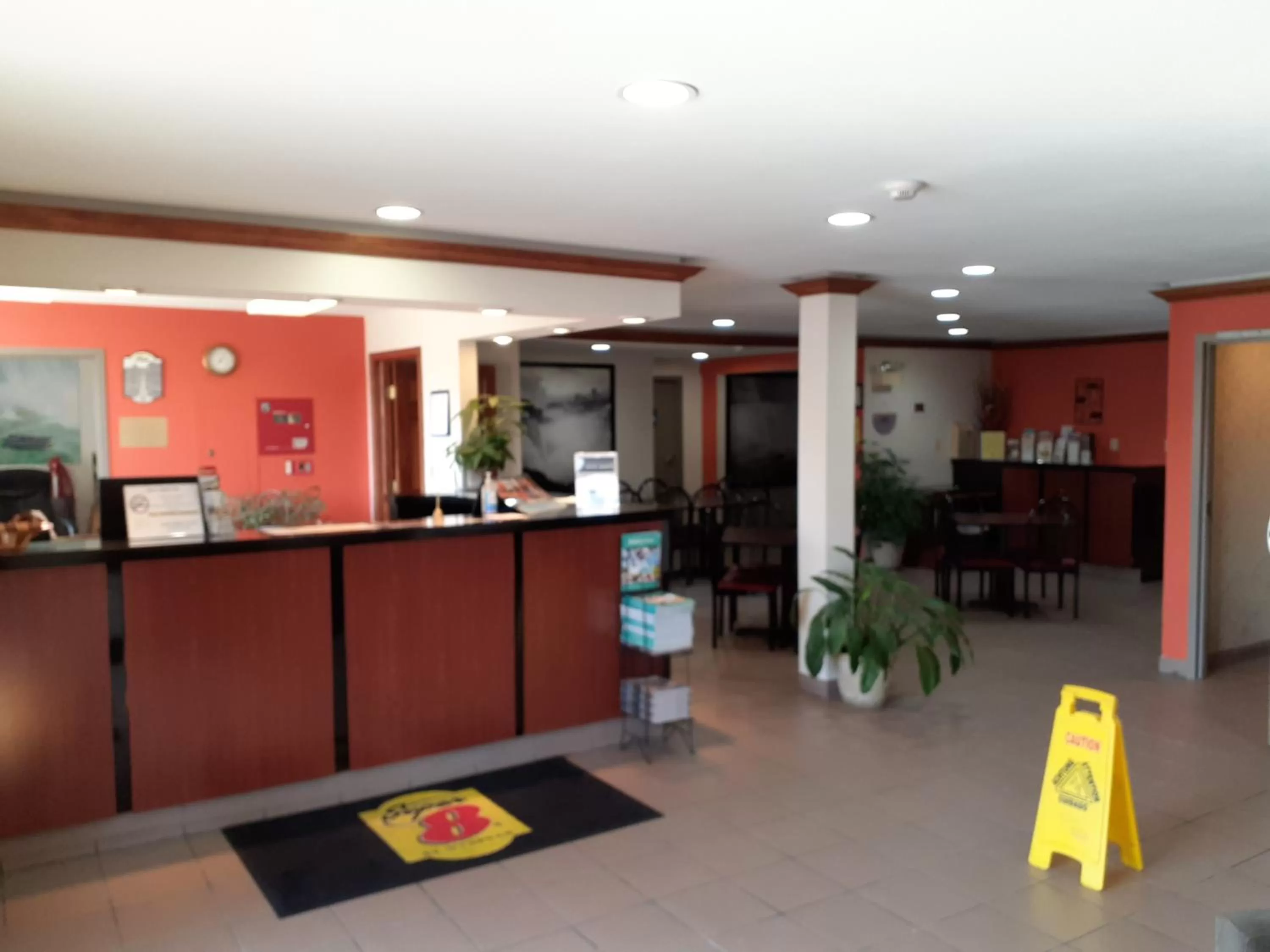 Lobby or reception in Super 8 by Wyndham Niagara Falls