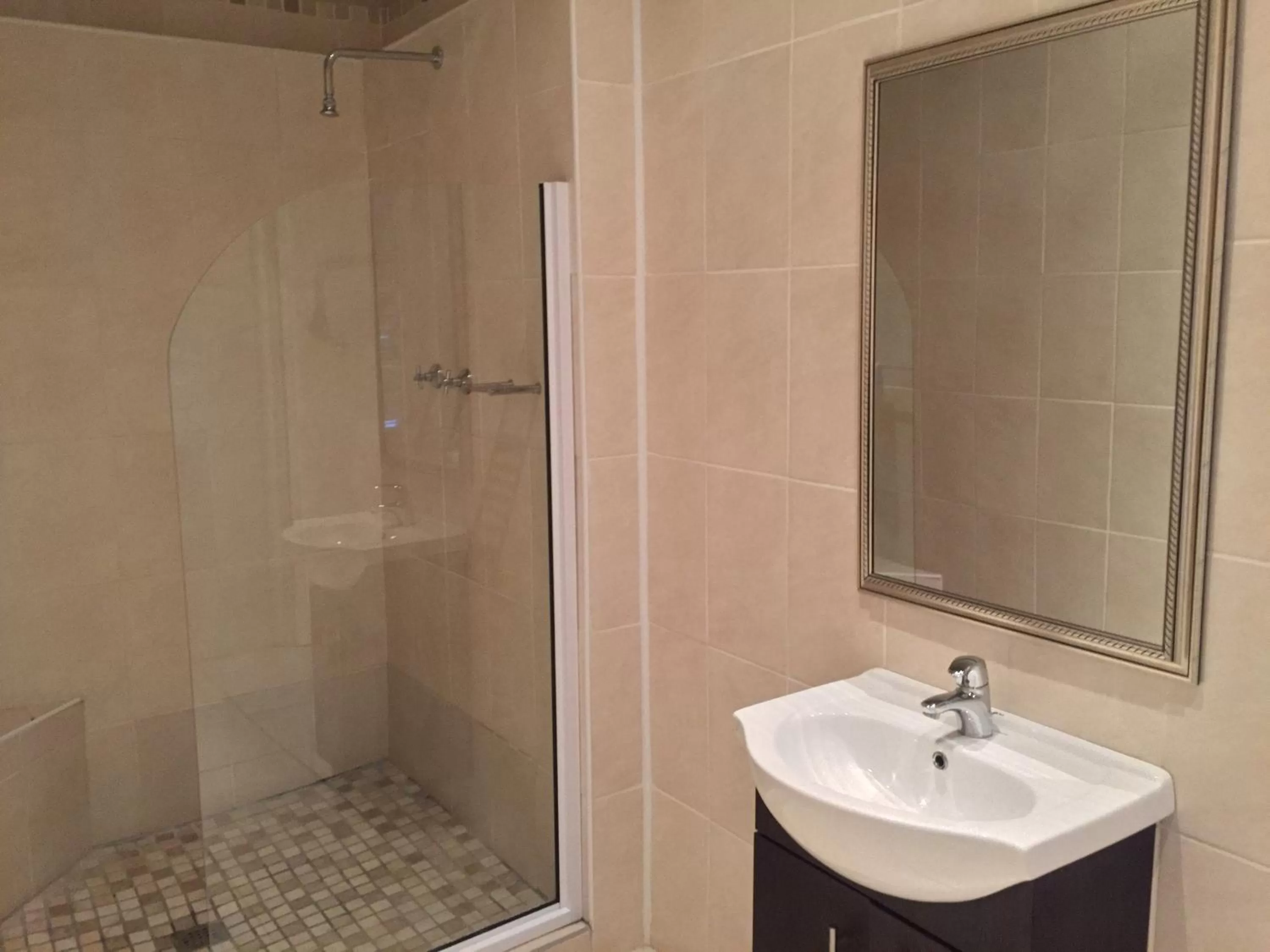 Shower in Tranquil House B&B @ 1 College Ave