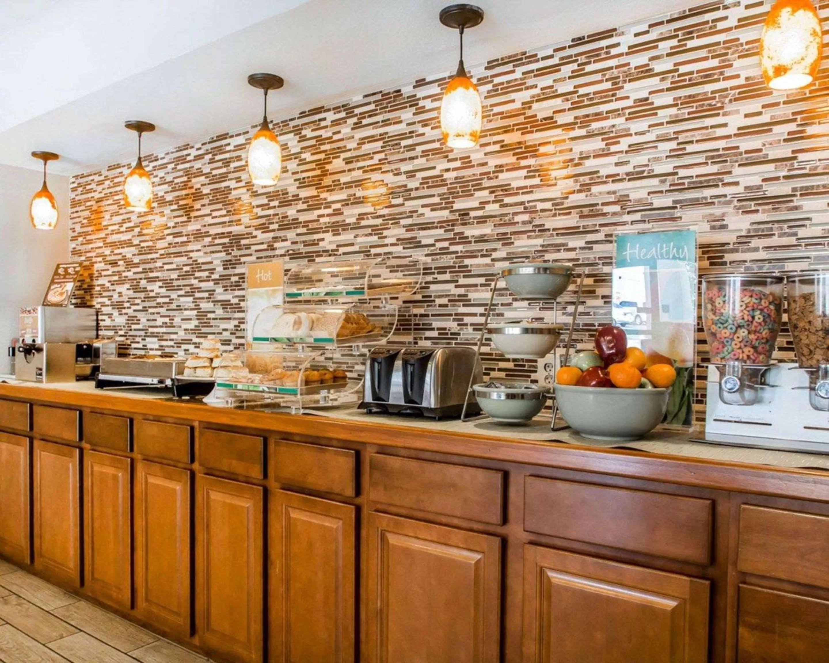 Restaurant/places to eat in Quality Inn US65 & E Battlefield Rd Springfield