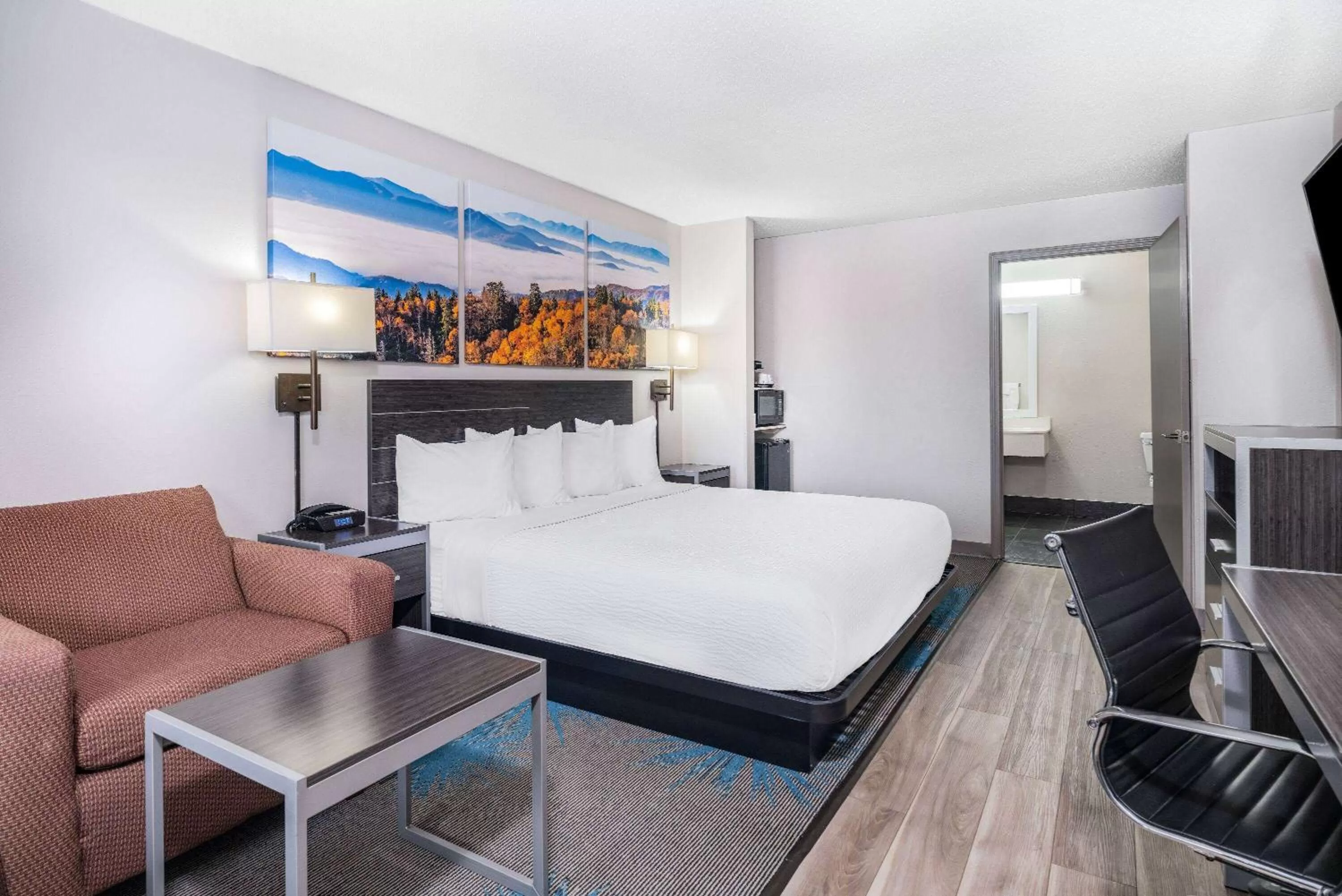 Photo of the whole room, Bed in Days Inn by Wyndham Hamilton