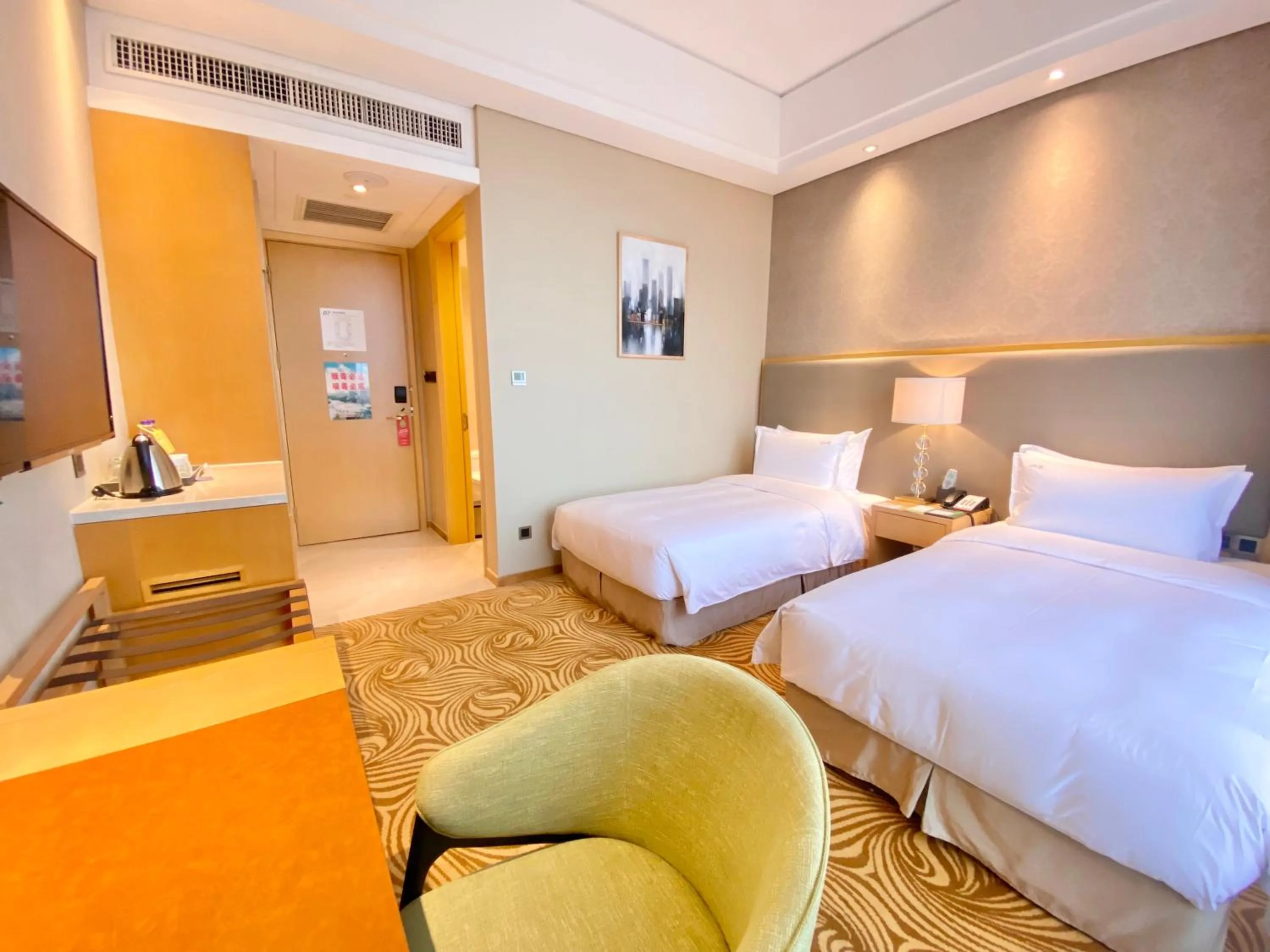 Photo of the whole room, Bed in Holiday Inn Foshan Nanhai Central by IHG